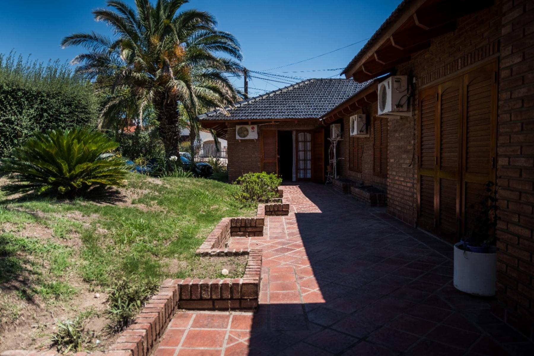 ESPECTACULAR CASA DE 4 DORM C/ PILETA EN EXCELENTE ZONA DE CARLOS PAZ — foto 7