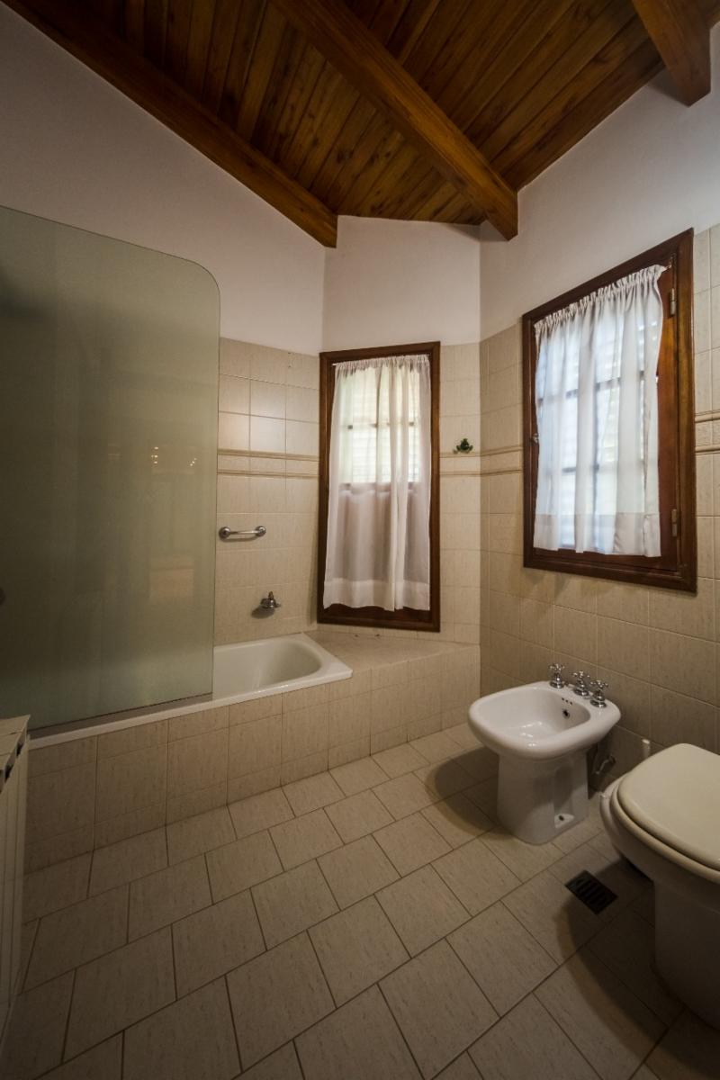ESPECTACULAR CASA DE 4 DORM C/ PILETA EN EXCELENTE ZONA DE CARLOS PAZ — foto 15