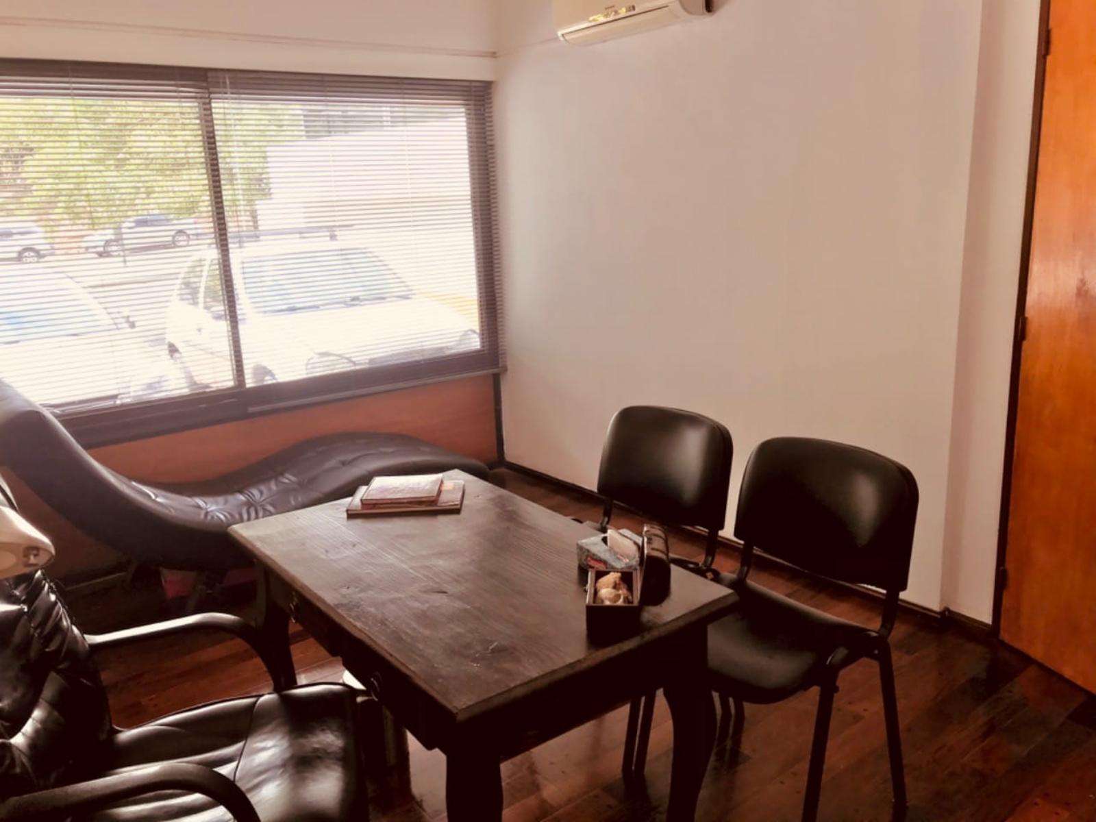 MUY LINDO CONSULTORIO/OFICINA SOBRE AV. POETA LUGONES - 2
