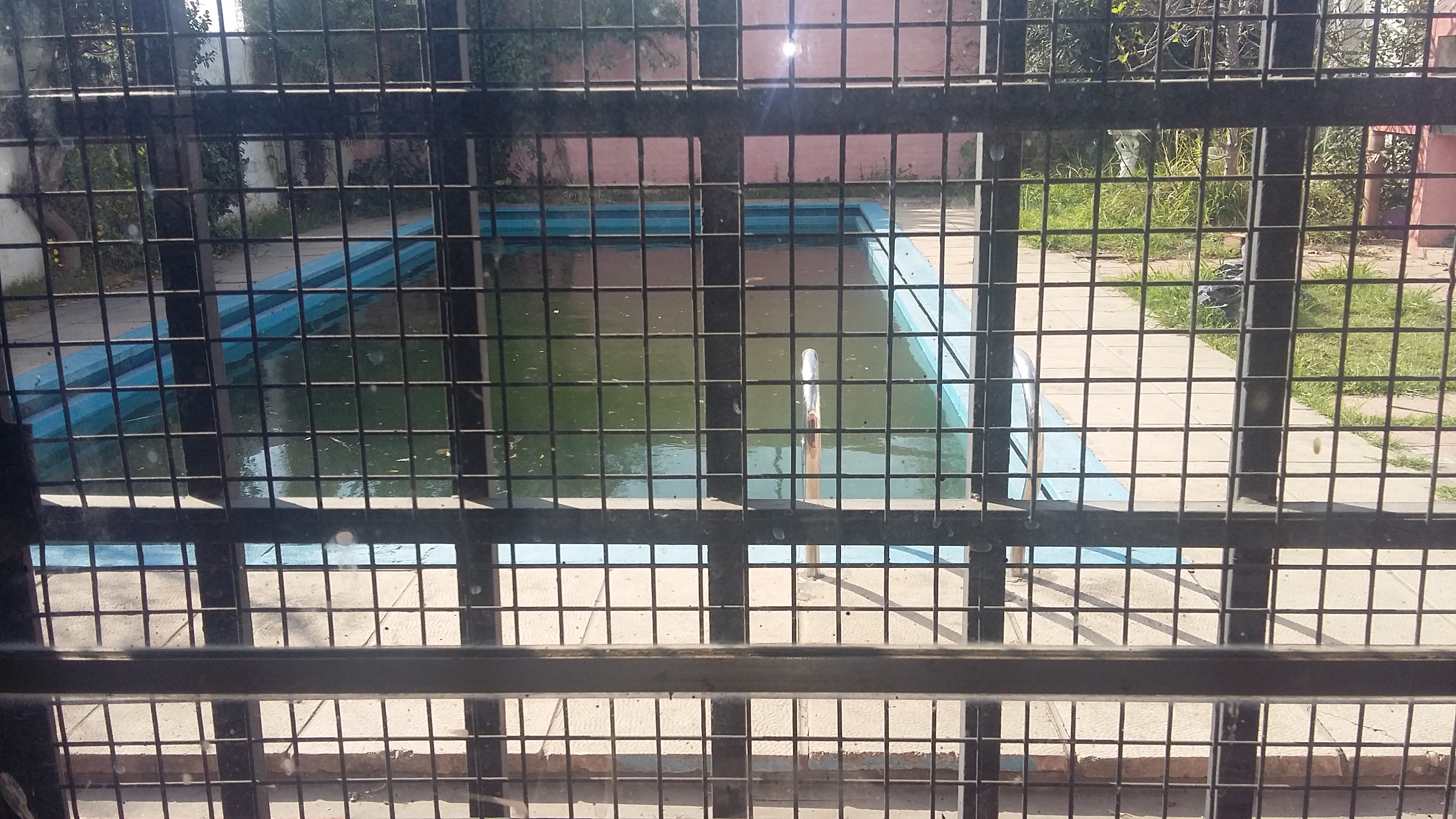 ESPECTACULAR CASA DE 3 DORMITORIOS MAS PILETA Y QUINCHO AMPLISIMO!! NO PERDER OPORTUNIDAD!!! RECIBIMOS PROPIEDAD MENOR!!! MAS UN DEPTO INDEPENDIENTE DE 1 DORMITORIO!! — foto 2