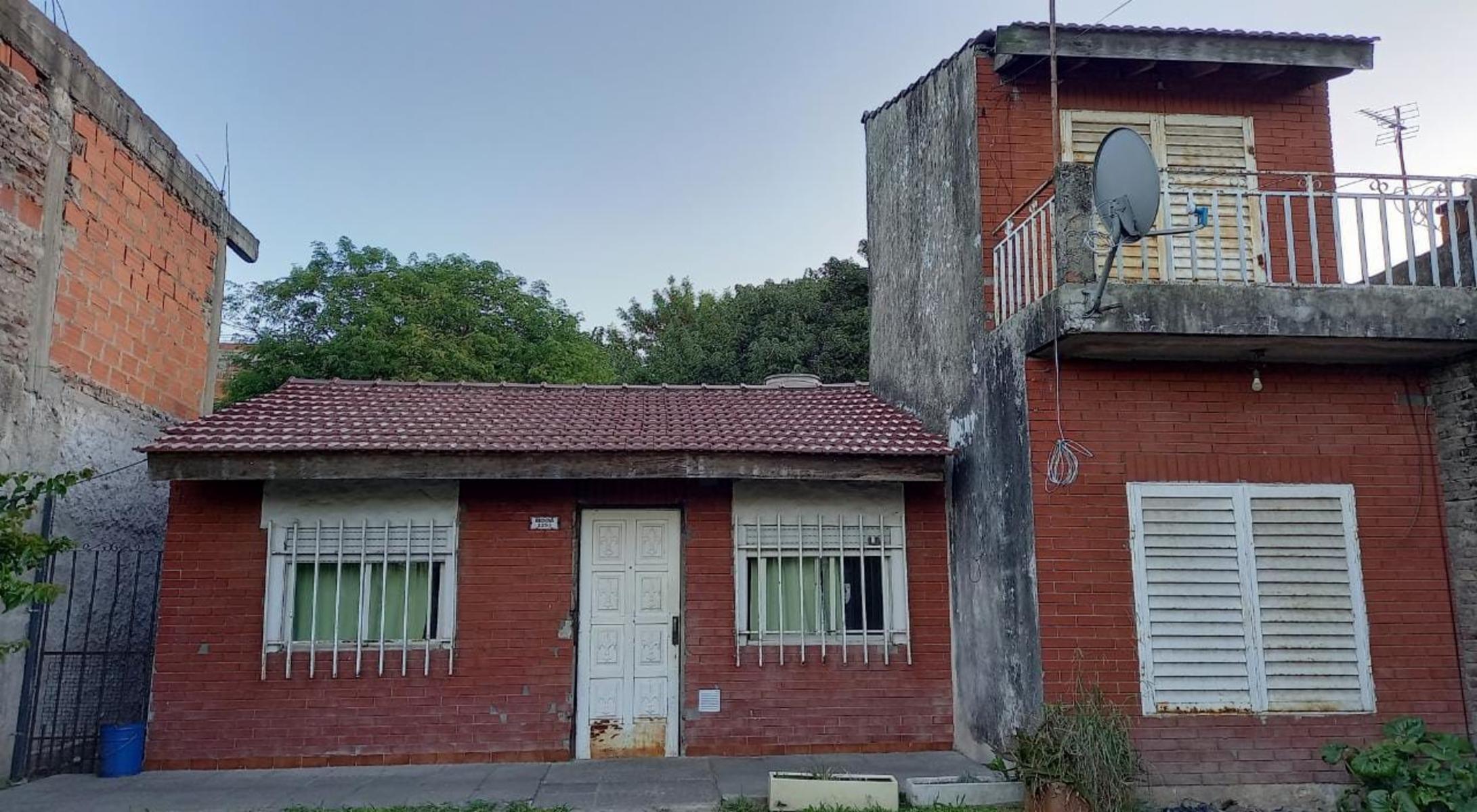 Casa lote propio con fondo en Isidro Casanova
