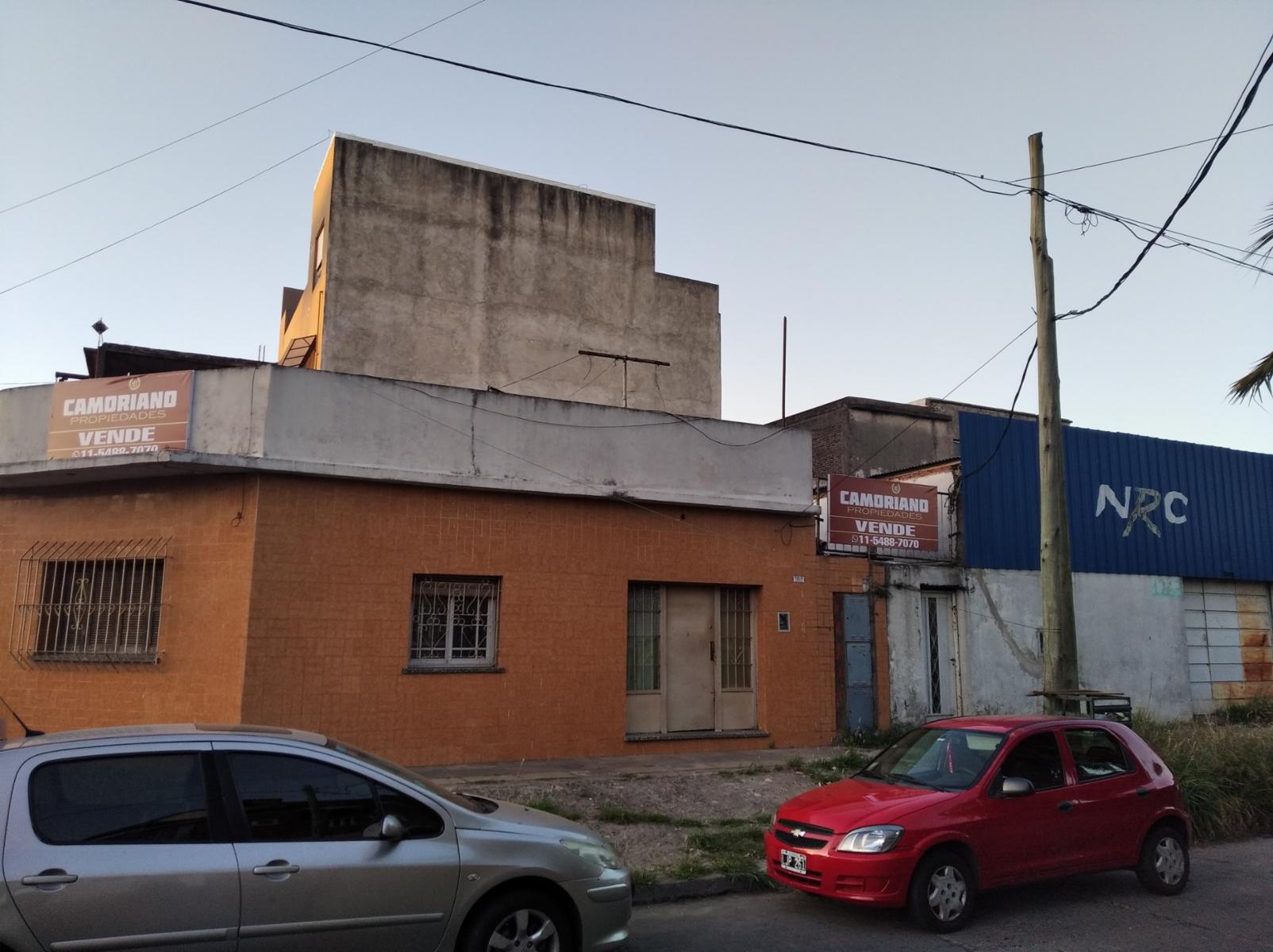 Excelente Oportunidad de Inversión Casa multifamiliar con galpón industrial totalmente independiente sobre lote 240 M2