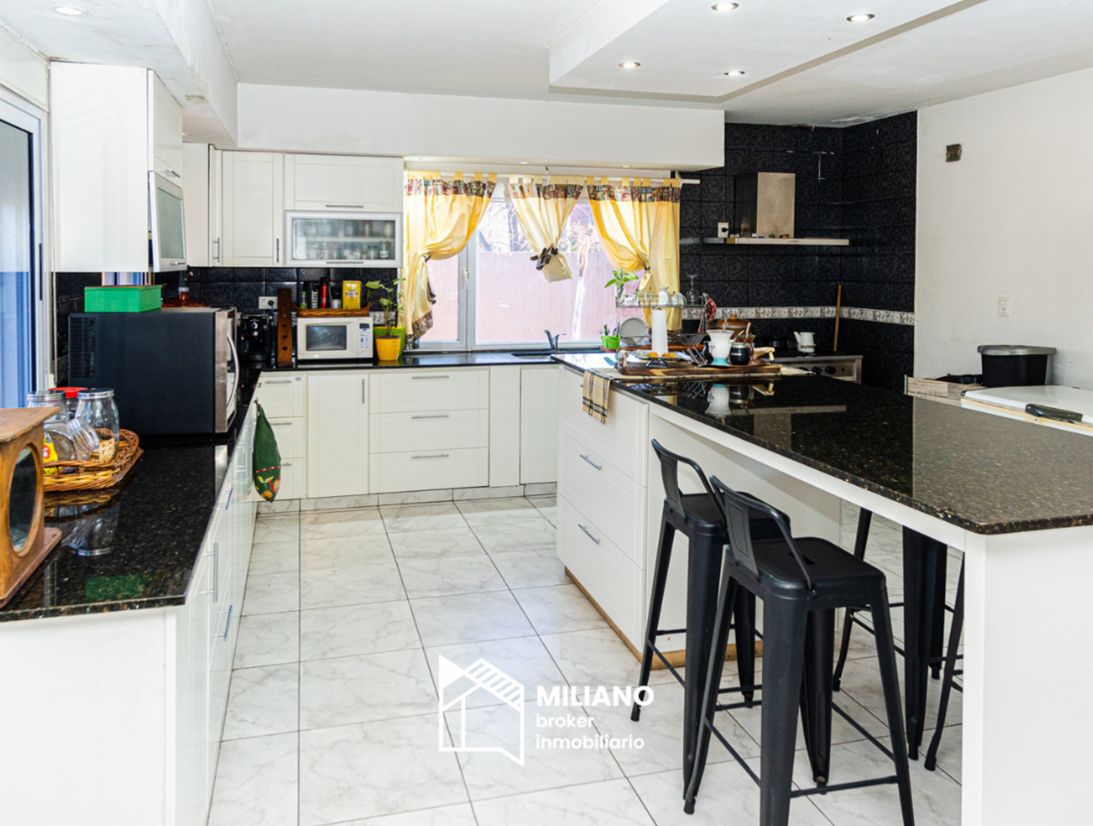 Casaquinta con Pileta, Cochera, galería con parrilla semi cubierta y terraza. — foto 2