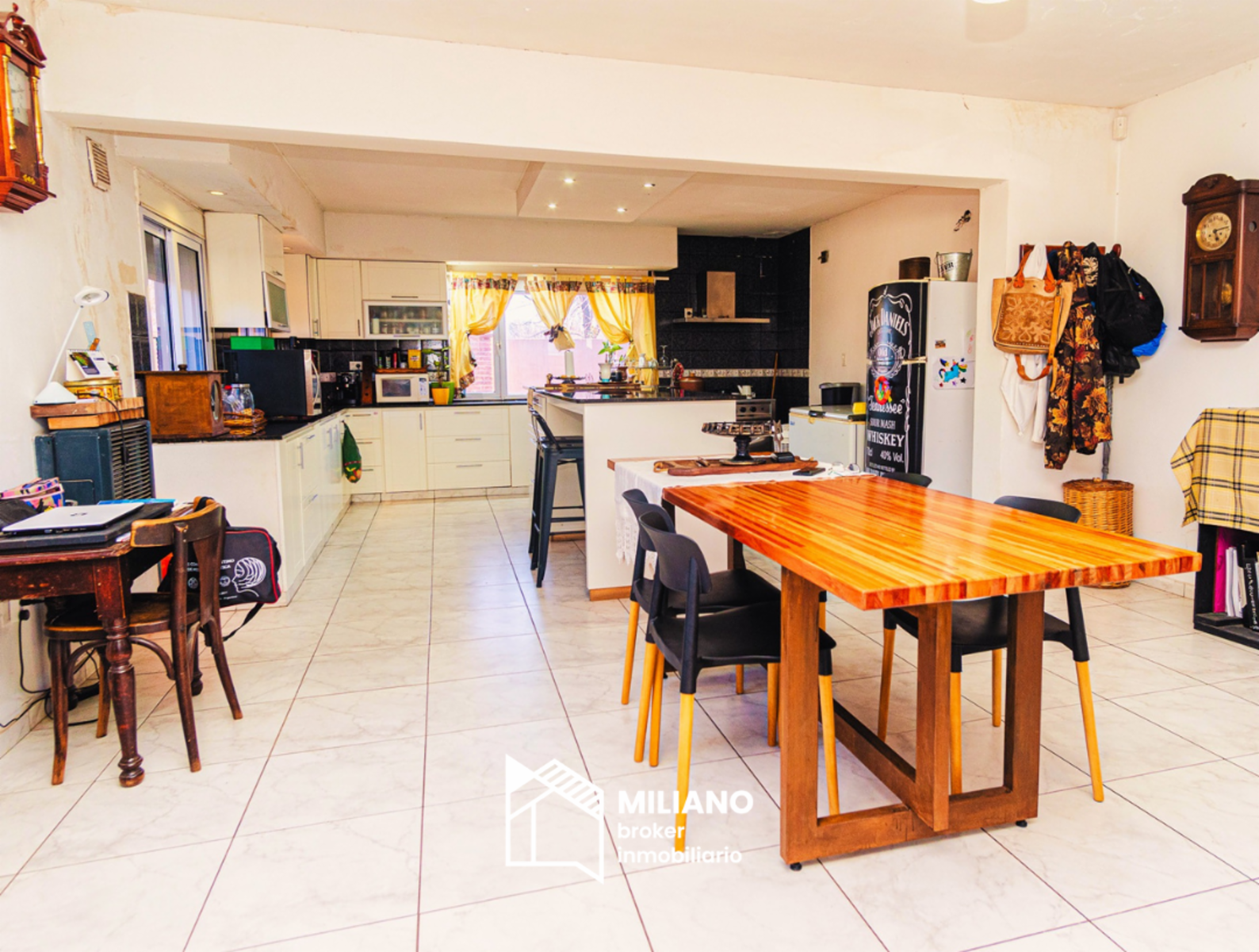 Casaquinta con Pileta, Cochera, galería con parrilla semi cubierta y terraza. — foto 3