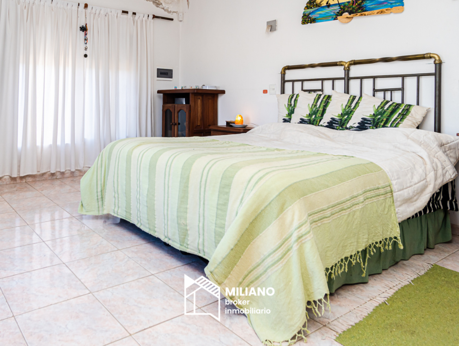 Casaquinta con Pileta, Cochera, galería con parrilla semi cubierta y terraza. — foto 4