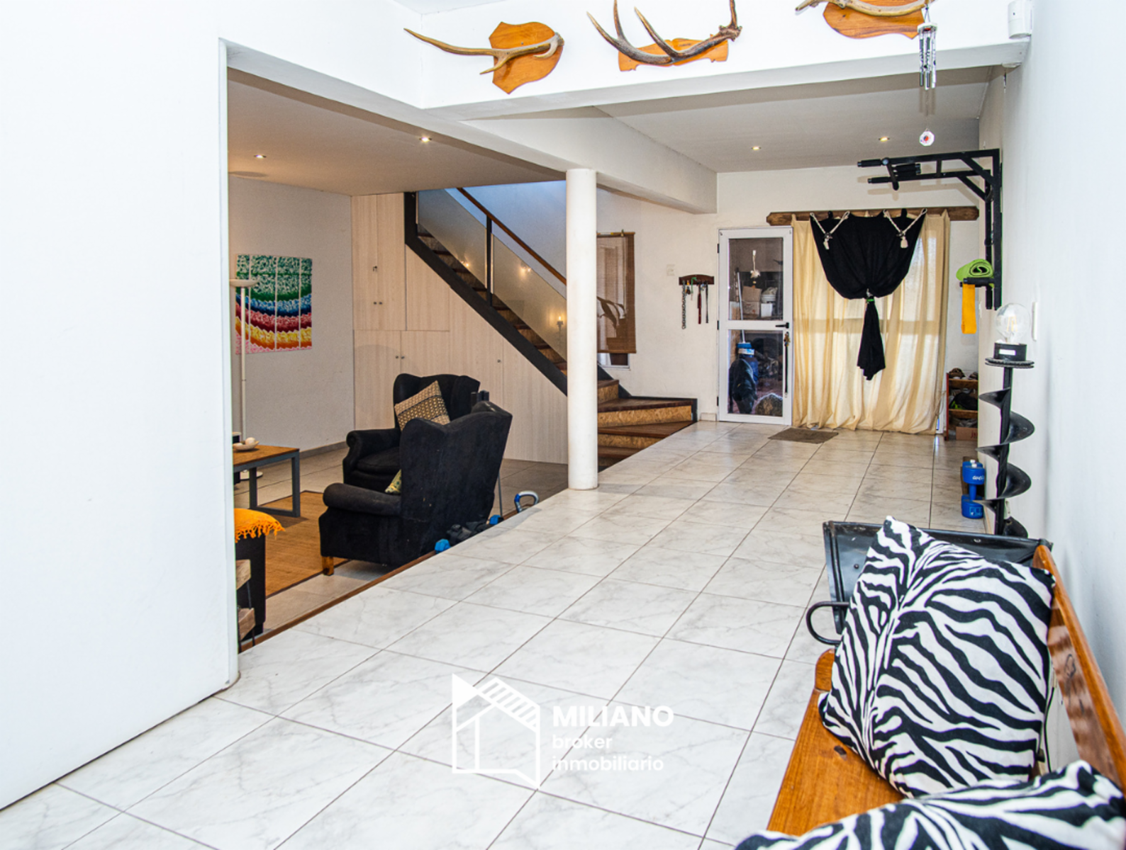 Casaquinta con Pileta, Cochera, galería con parrilla semi cubierta y terraza. — foto 6