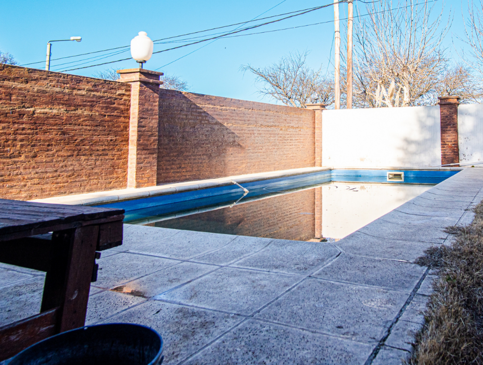 Casaquinta con Pileta, Cochera, galería con parrilla semi cubierta y terraza. — foto 8