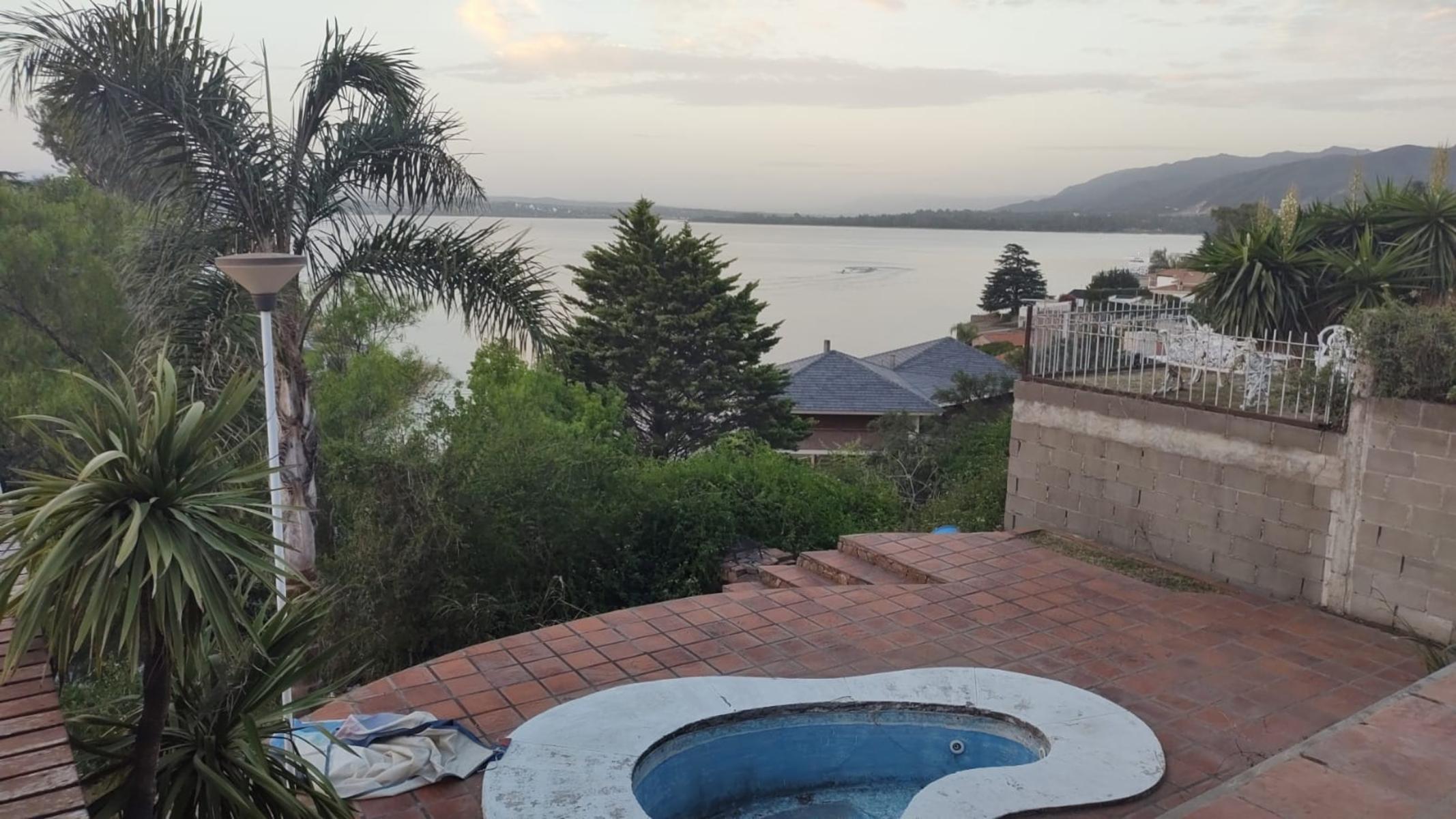 CASA EN VENTA CON HERMOSA VISTA AL LAGO