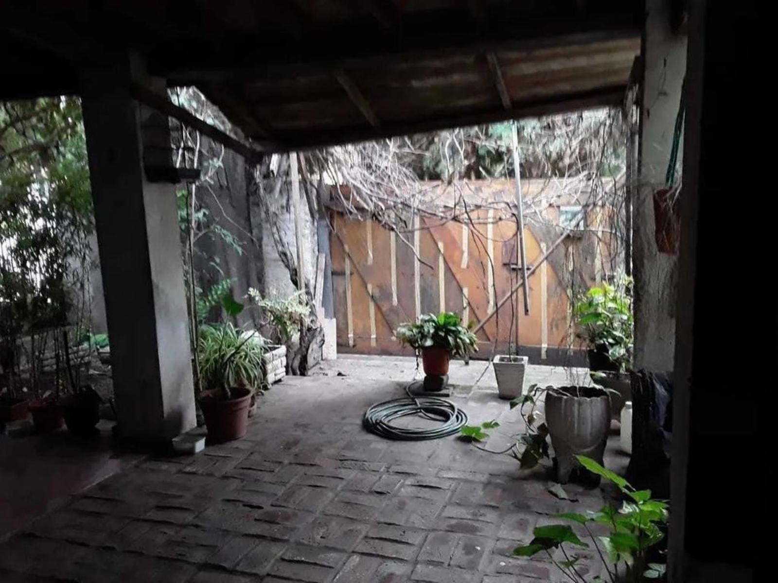 Villa Luzuriaga, Casa a refaccionar, lote 10x20m, 3 amb. cochera 2 autos, , venta Urgente — foto 2