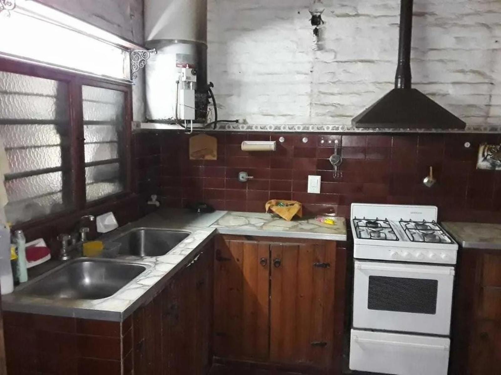 Villa Luzuriaga, Casa a refaccionar, lote 10x20m, 3 amb. cochera 2 autos, , venta Urgente — foto 3