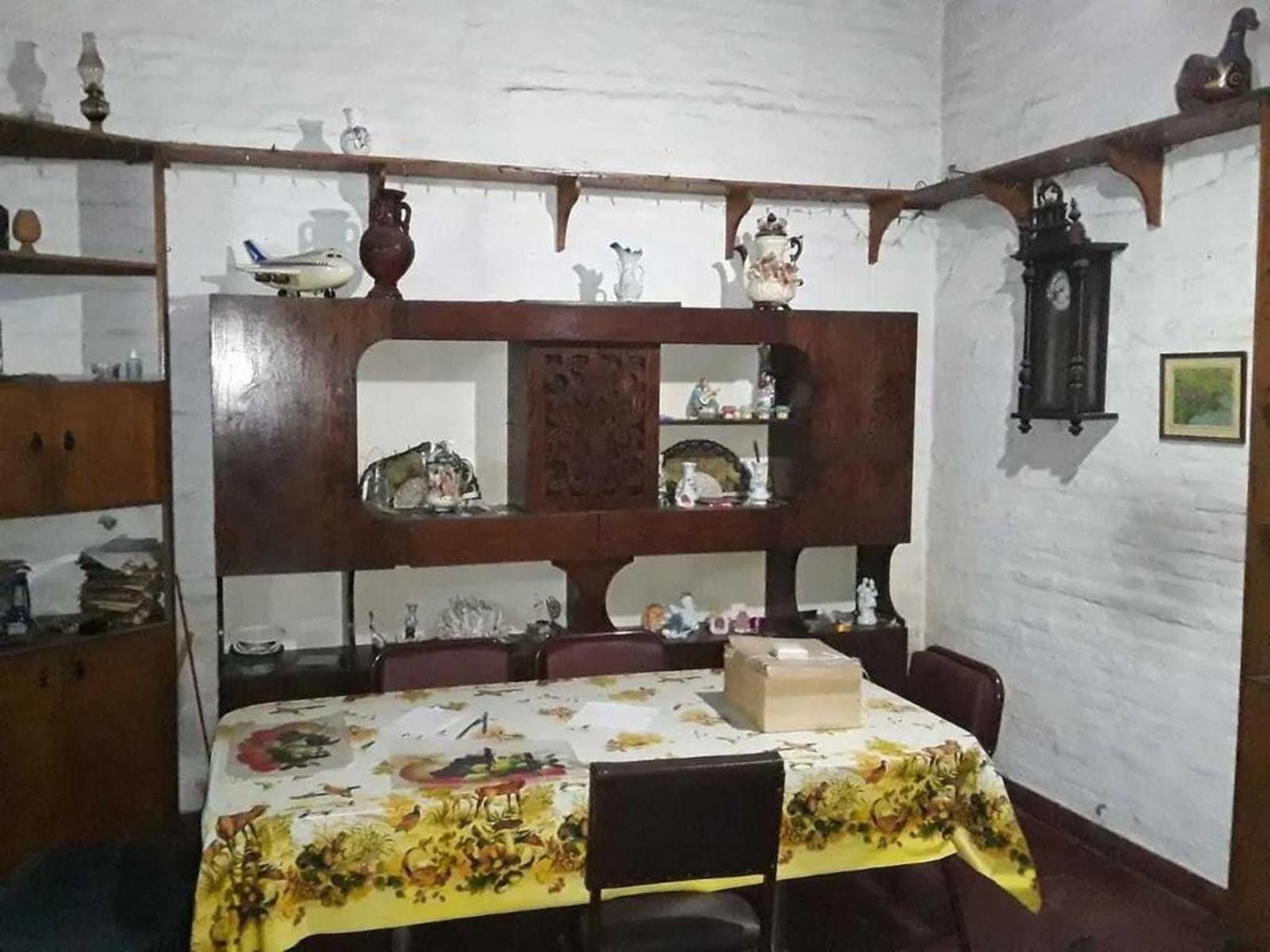 Villa Luzuriaga, Casa a refaccionar, lote 10x20m, 3 amb. cochera 2 autos, , venta Urgente — foto 4