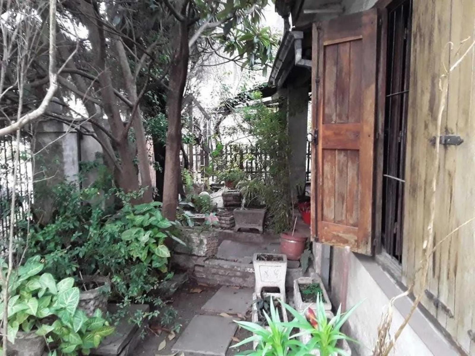 Villa Luzuriaga, Casa a refaccionar, lote 10x20m, 3 amb. cochera 2 autos, , venta Urgente — foto 5