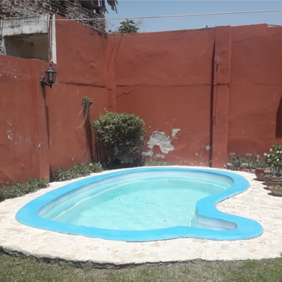 Se Vende Casa: Ubicada en la calle Padre Luis Monti, esta casa espaciosa y acogedora te brinda un total de 290 m² para disfrutar. — foto 2