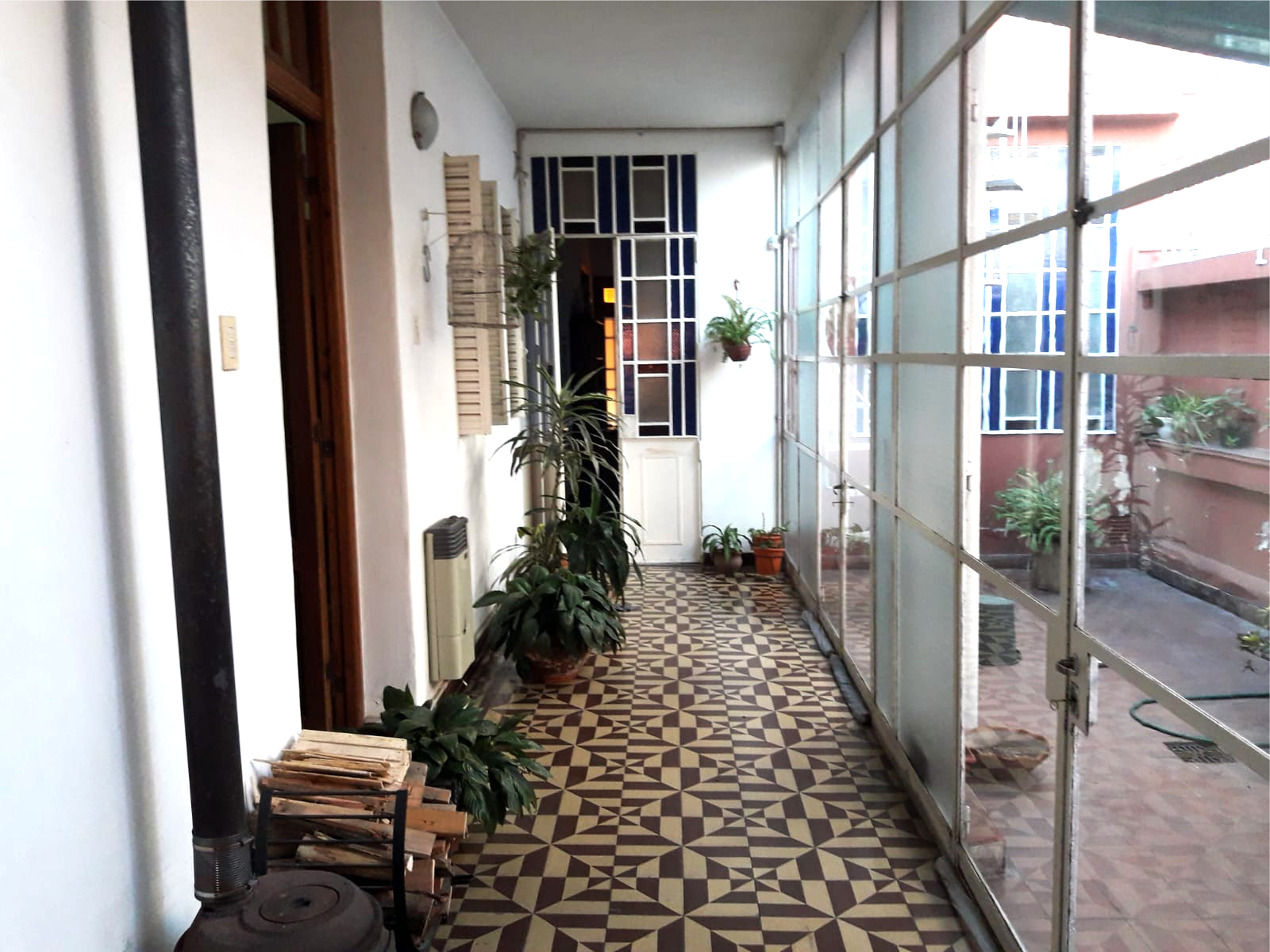 Se Vende Casa: Ubicada en la calle Padre Luis Monti, esta casa espaciosa y acogedora te brinda un total de 290 m² para disfrutar. — foto 3