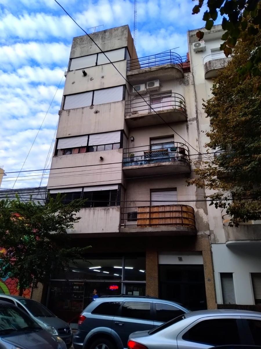 VENTA // FLORES - Dpto 4 amb. en P.B., con 2 patios propios (+lavadero). Muy buena ubicación. VALOR: U$S.100.0000