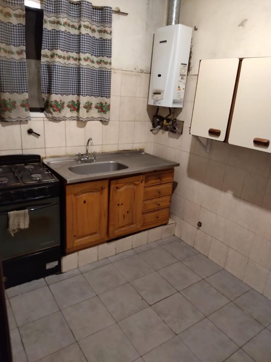 VENTA // FLORES - Dpto 4 amb. en P.B., con 2 patios propios (+lavadero). Muy buena ubicación. VALOR: U$S.100.0000 — foto 2
