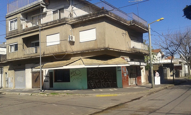 Dpto planta alta 4 ambientes, 3 dormitorios (1 suite), 2 baños, living, cocina-comedor, balcon al frente, terrazam, lavero, garare para 2 autos, entrada de servicio y ppal.