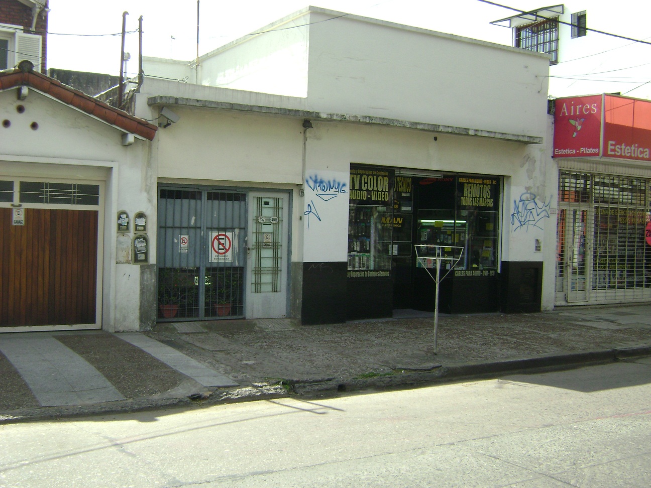 Excelente ubicacion Artigas entre Alt. Brown y Balcarce
Ideal para construccion. Lote de 8x58 Casa 4 ambientes, Local y gge