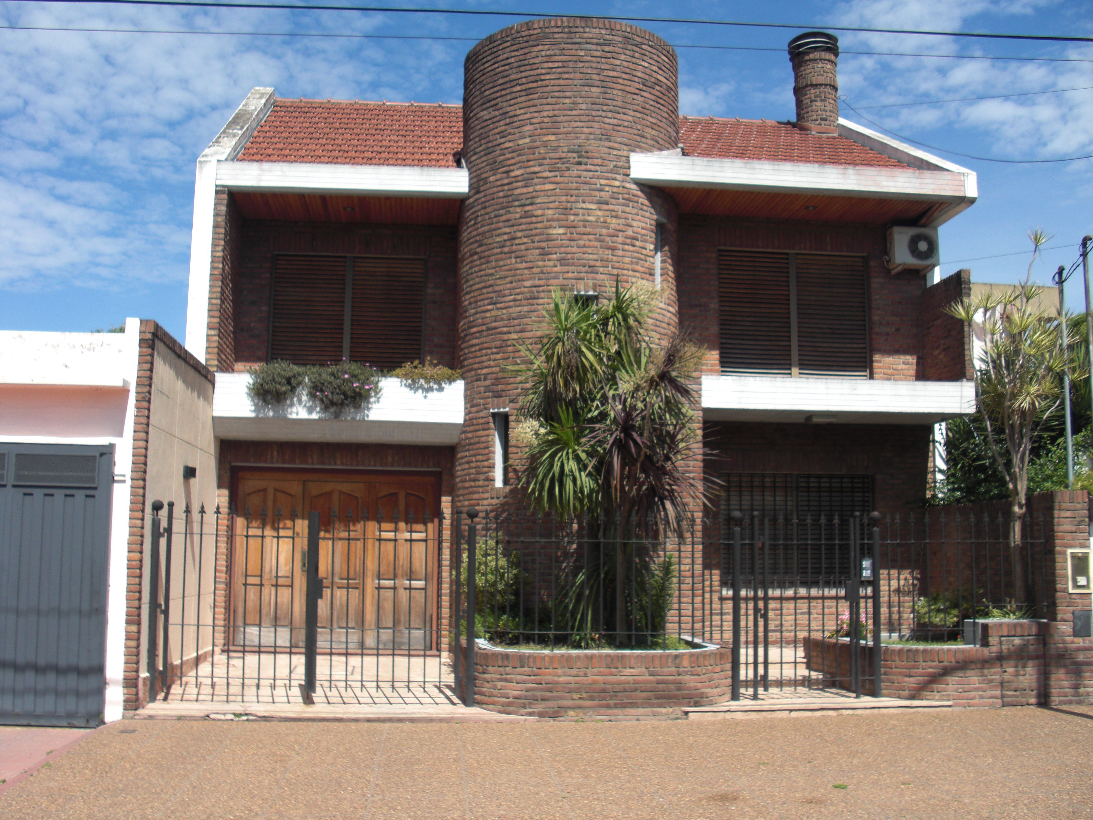 EXCELENTE PROPIEDAD DE 4 AMBIENTES,GARAGE PASANTE,FONDO LIBRE CON QUINCHO