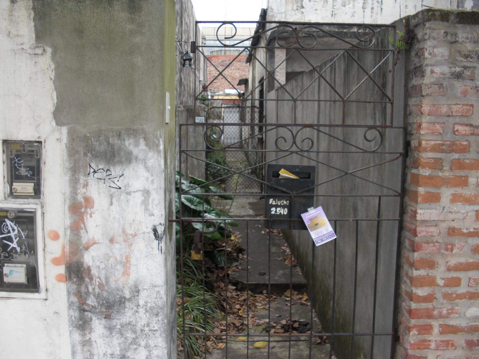 V.Ballester Falucho y Lacroze. Ph fdo 2 ambientes, dormitorio, coc-com, baño, patio, posible 2 dormitorio,