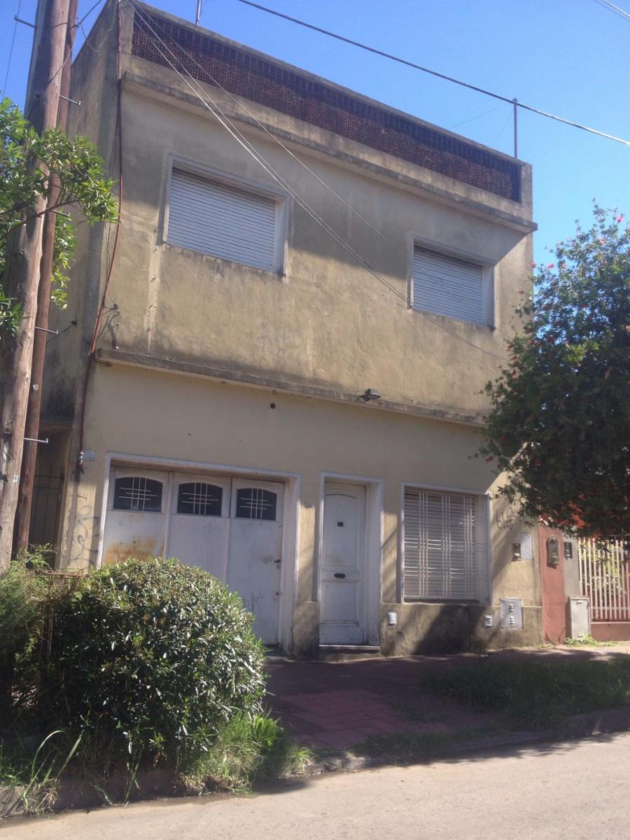 Excelente casa 4 ambientes, 3 dormitorios, living, cocina--comedor, baño, lavadero,patio y cochera