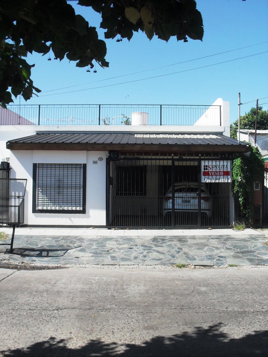 Excelente casa lote de 8x24. 4 ambientes, 3 dormitorios, living, cocina-comedor, baño, lavadero entrada para auto, patio, terraza