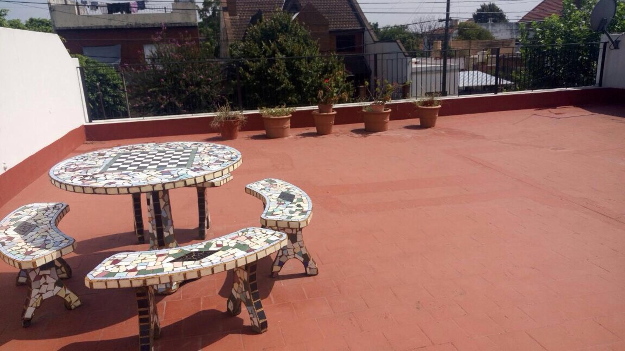 Excelente casa lote de 8x24. 4 ambientes, 3 dormitorios, living, cocina-comedor, baño, lavadero entrada para auto, patio, terraza — foto 2