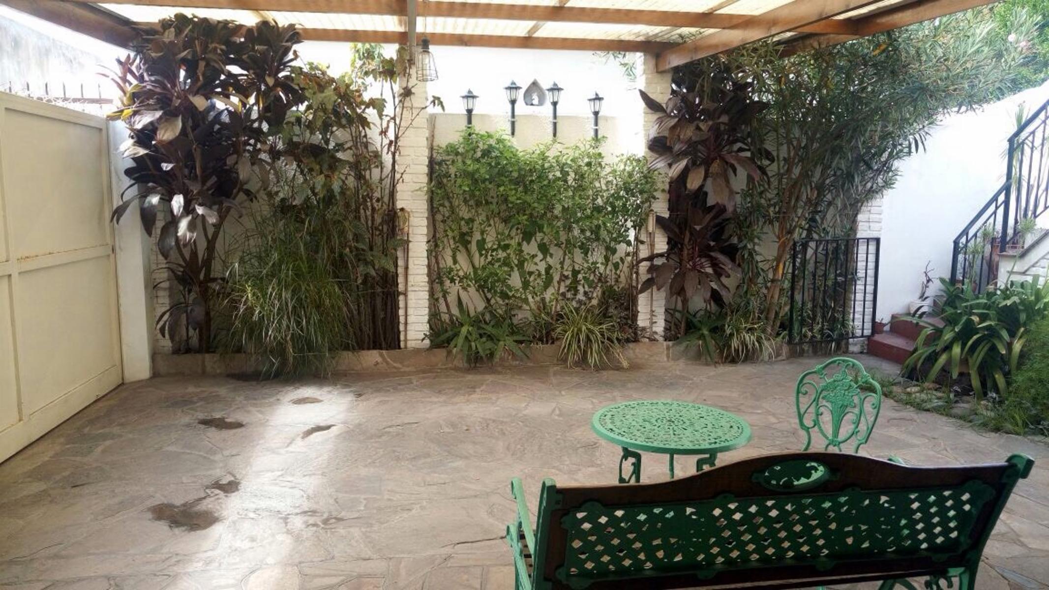 Excelente casa lote de 8x24. 4 ambientes, 3 dormitorios, living, cocina-comedor, baño, lavadero entrada para auto, patio, terraza — foto 3