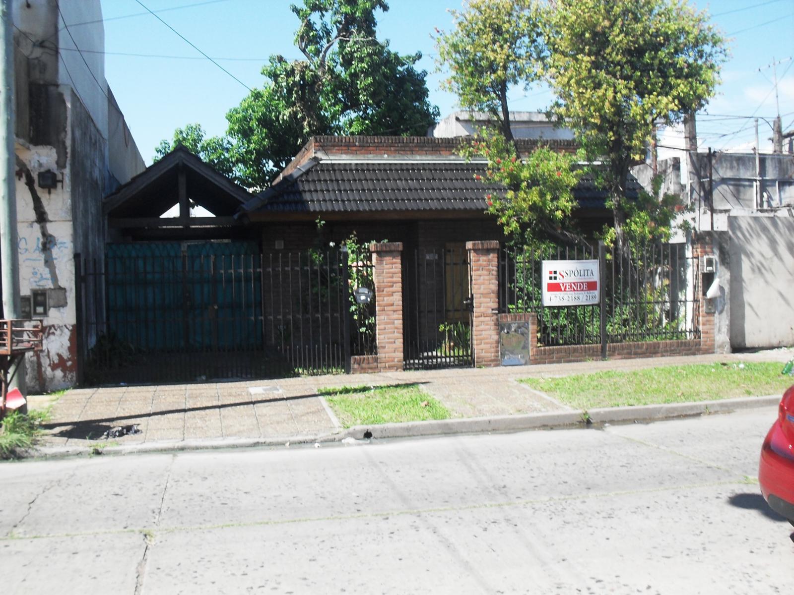 Excelente casa 3 ambientes con entrada para varios autos
2 dormitorios, cocina-comedor, baño, patio y fondo libre