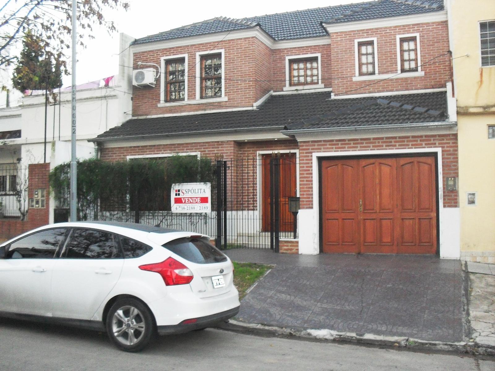 Casa 4 ambientes, 3 dormitorios, vestidor, baño, toilette, living, cocina-comedor, garage, fondo libre, quincho parrilla, lavadero. Excelente propiedad