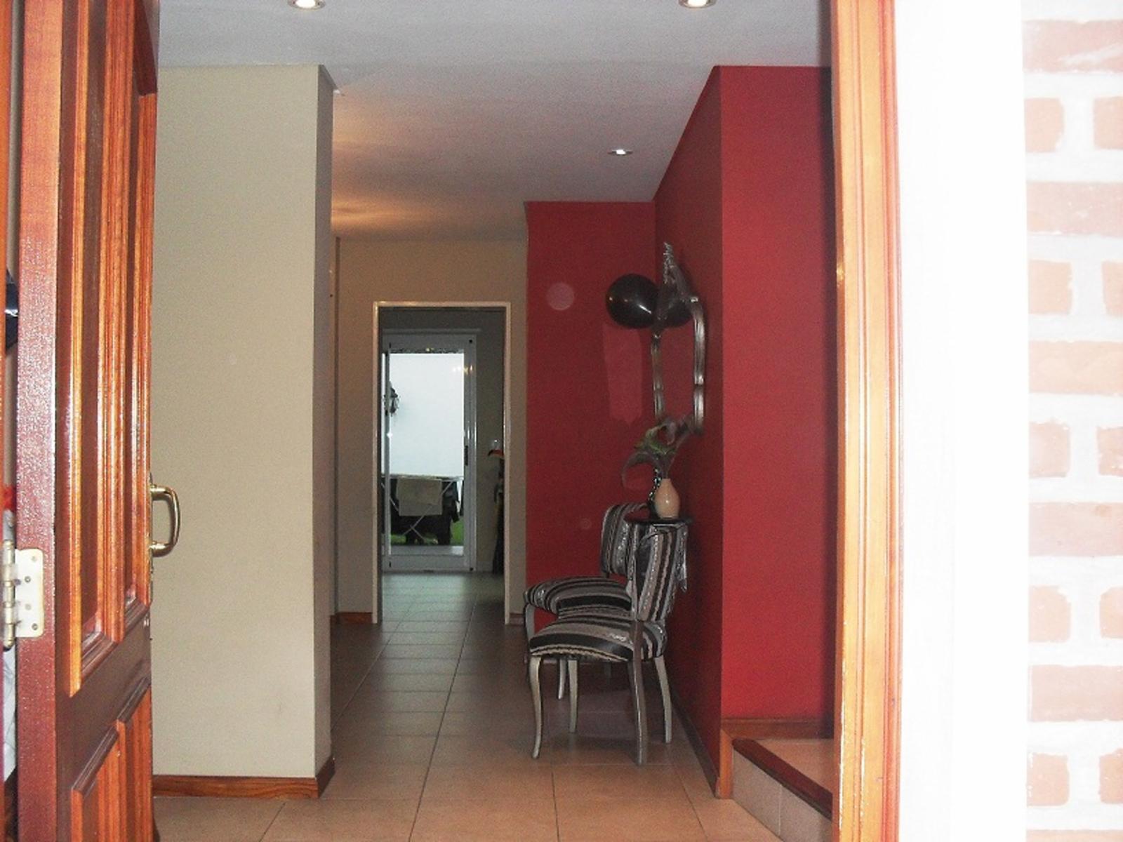 Casa 4 ambientes, 3 dormitorios, vestidor, baño, toilette, living, cocina-comedor, garage, fondo libre, quincho parrilla, lavadero. Excelente propiedad — foto 2