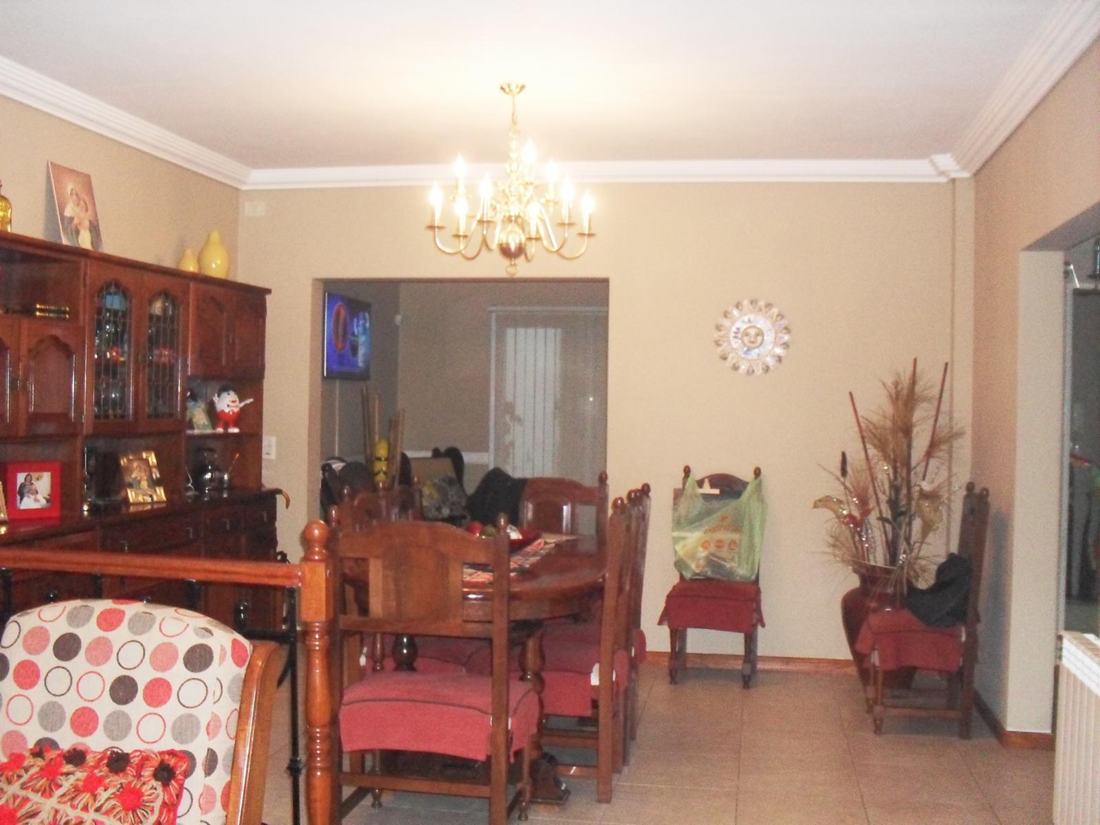 Casa 4 ambientes, 3 dormitorios, vestidor, baño, toilette, living, cocina-comedor, garage, fondo libre, quincho parrilla, lavadero. Excelente propiedad — foto 3