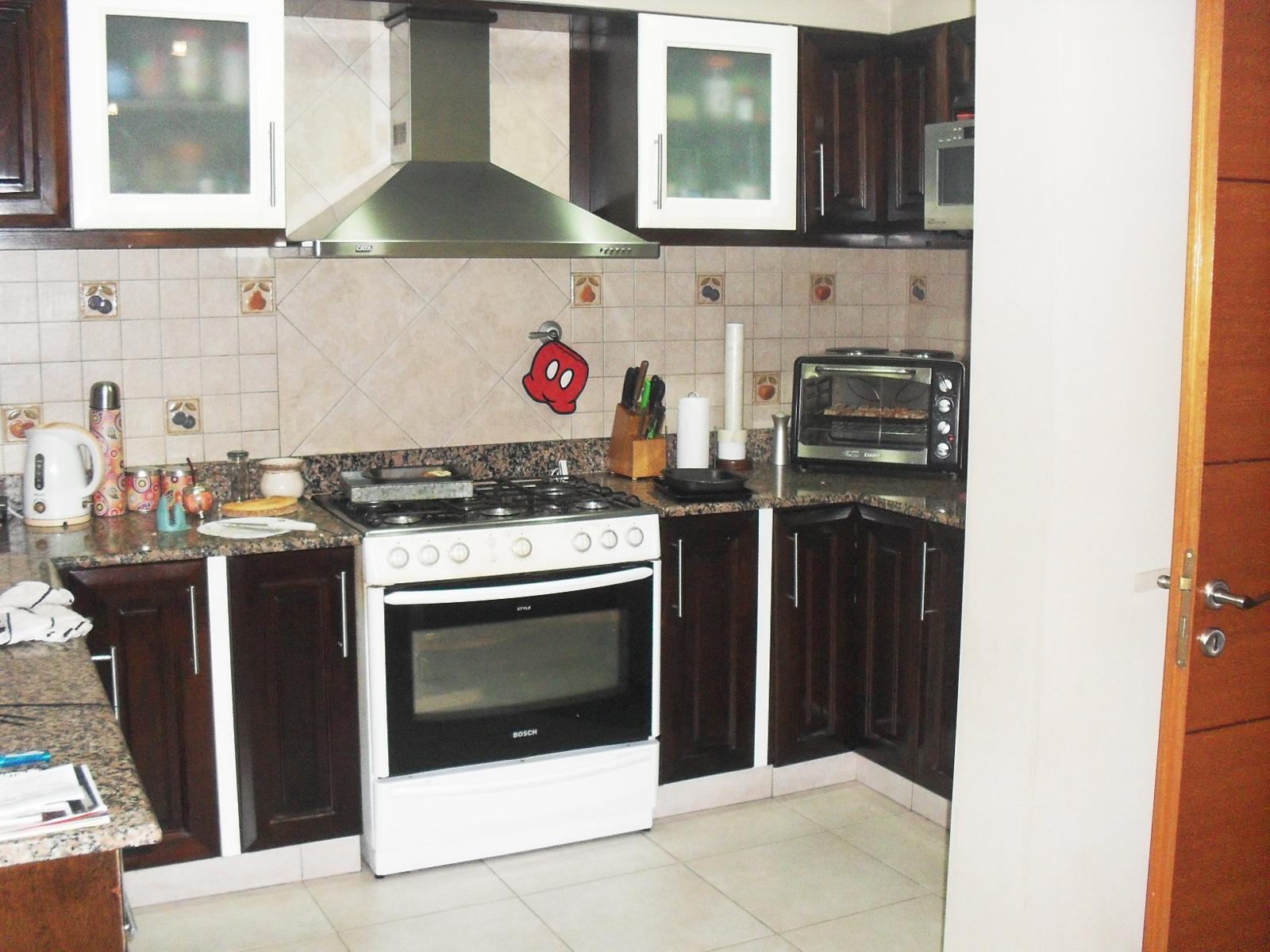 Casa 4 ambientes, 3 dormitorios, vestidor, baño, toilette, living, cocina-comedor, garage, fondo libre, quincho parrilla, lavadero. Excelente propiedad — foto 4