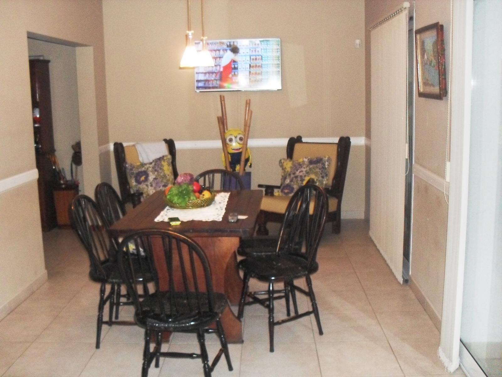 Casa 4 ambientes, 3 dormitorios, vestidor, baño, toilette, living, cocina-comedor, garage, fondo libre, quincho parrilla, lavadero. Excelente propiedad — foto 5