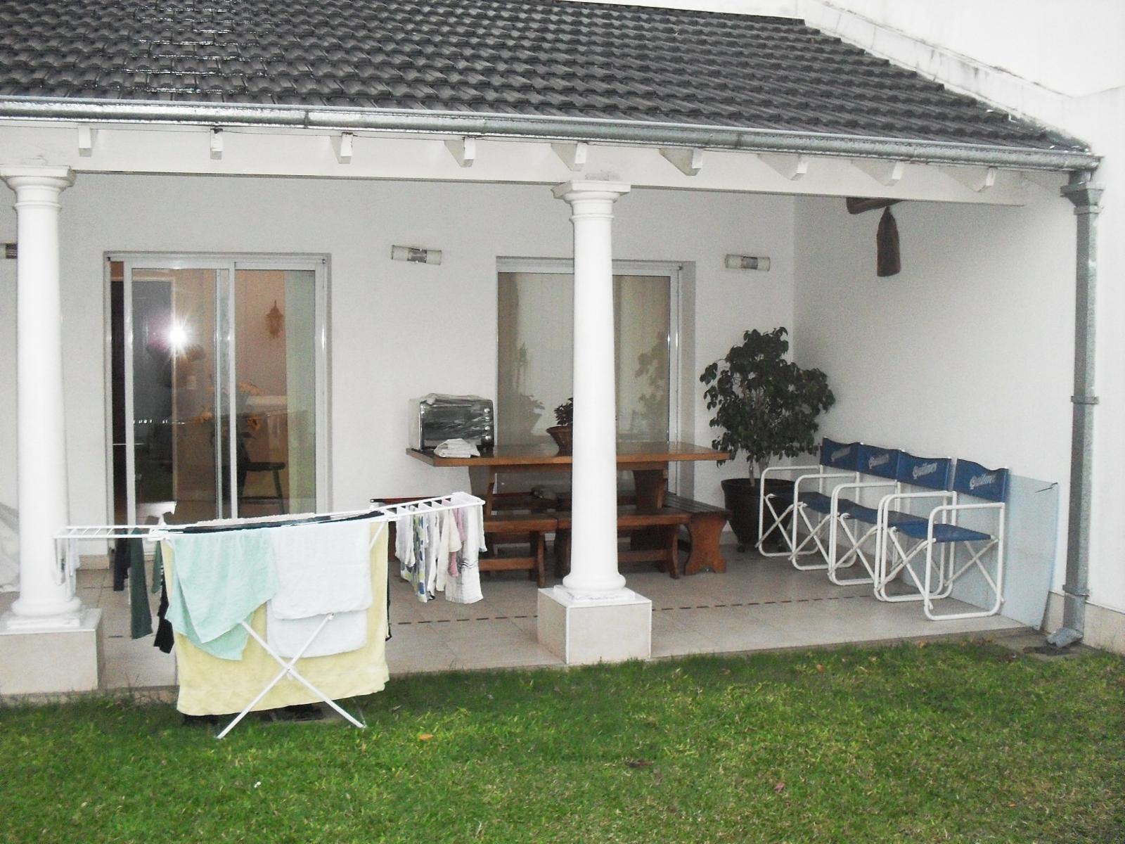 Casa 4 ambientes, 3 dormitorios, vestidor, baño, toilette, living, cocina-comedor, garage, fondo libre, quincho parrilla, lavadero. Excelente propiedad — foto 6