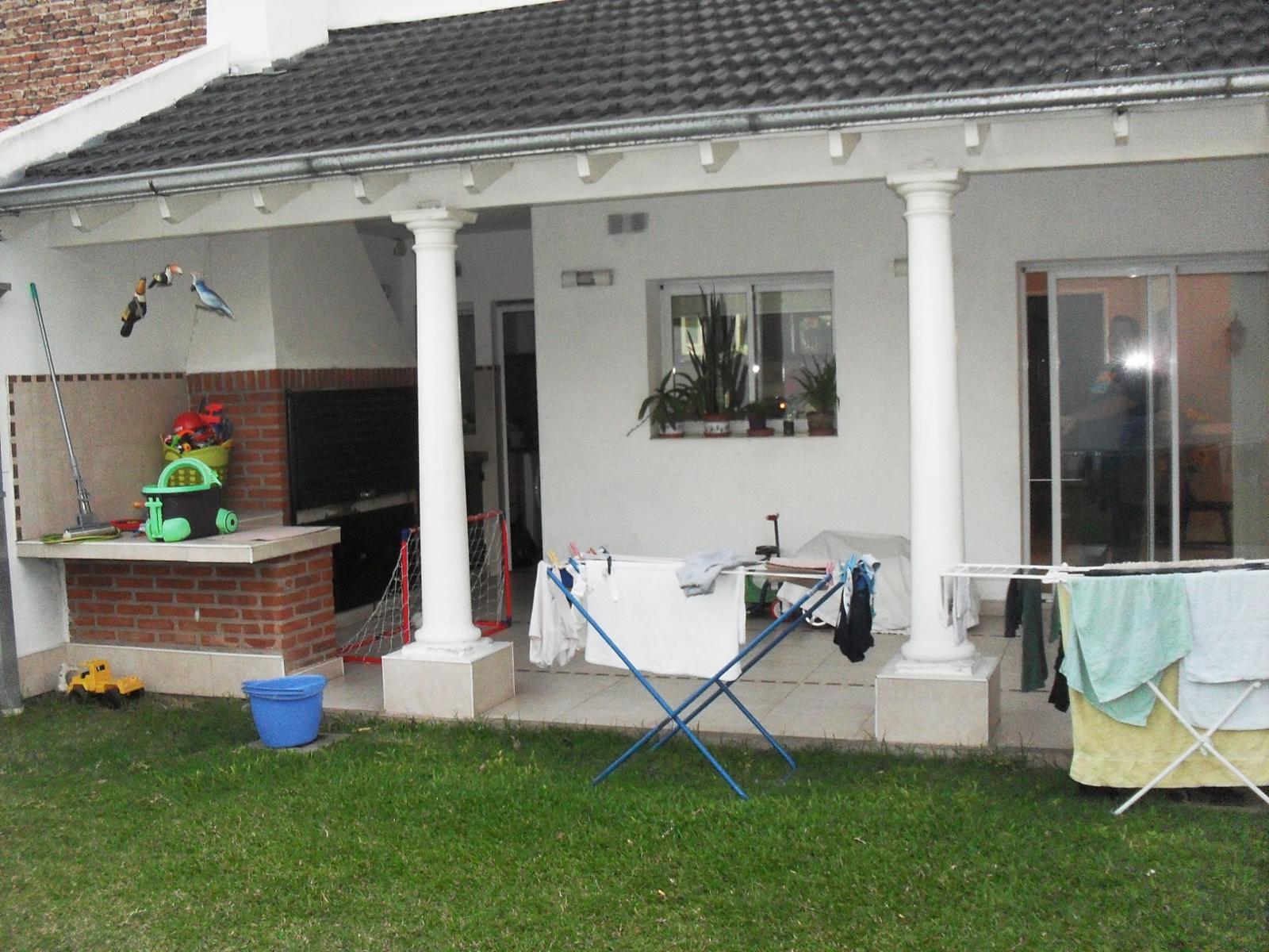 Casa 4 ambientes, 3 dormitorios, vestidor, baño, toilette, living, cocina-comedor, garage, fondo libre, quincho parrilla, lavadero. Excelente propiedad — foto 7
