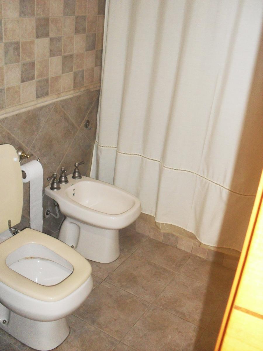 Casa 4 ambientes, 3 dormitorios, vestidor, baño, toilette, living, cocina-comedor, garage, fondo libre, quincho parrilla, lavadero. Excelente propiedad — foto 9