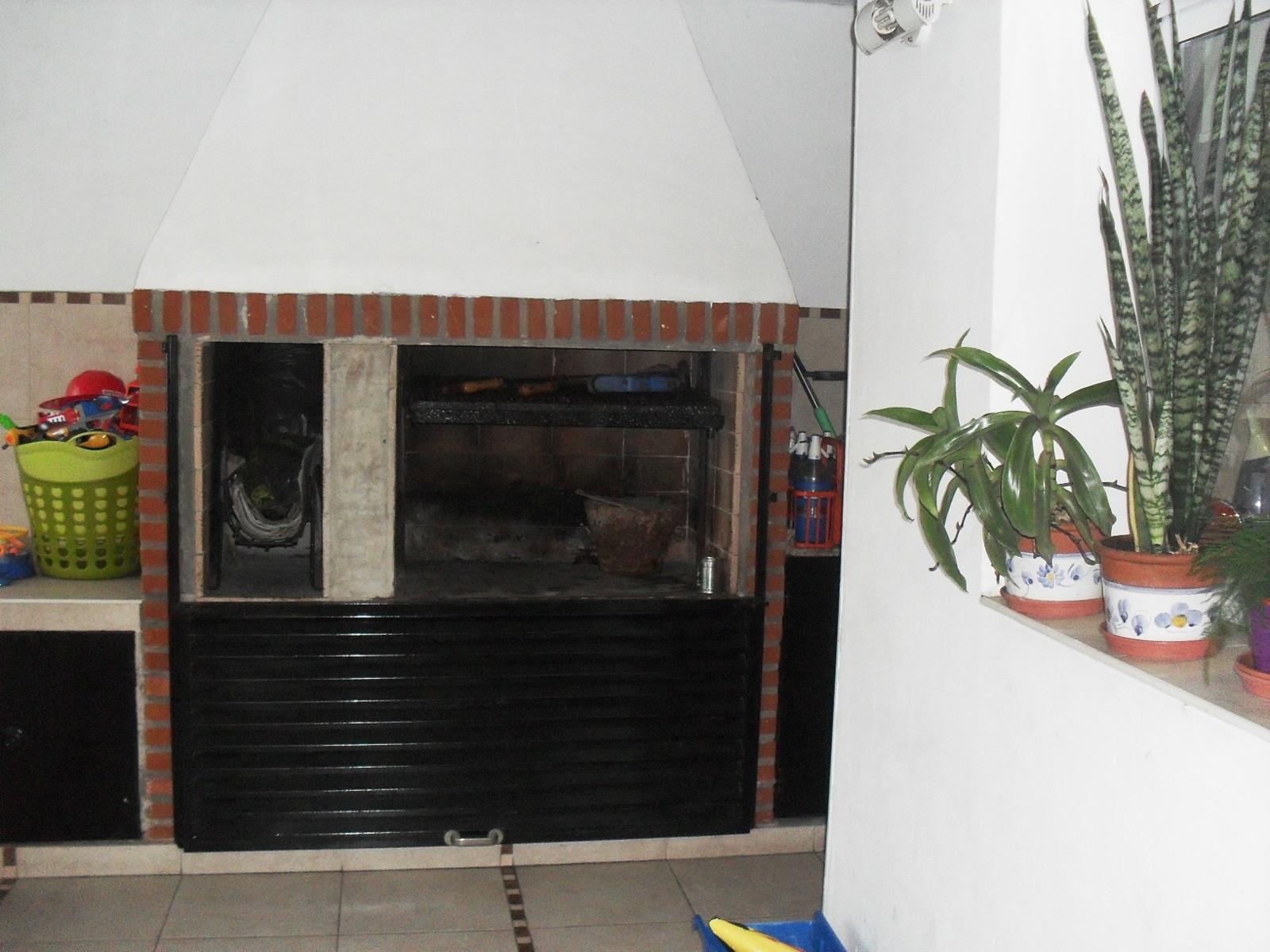 Casa 4 ambientes, 3 dormitorios, vestidor, baño, toilette, living, cocina-comedor, garage, fondo libre, quincho parrilla, lavadero. Excelente propiedad — foto 10
