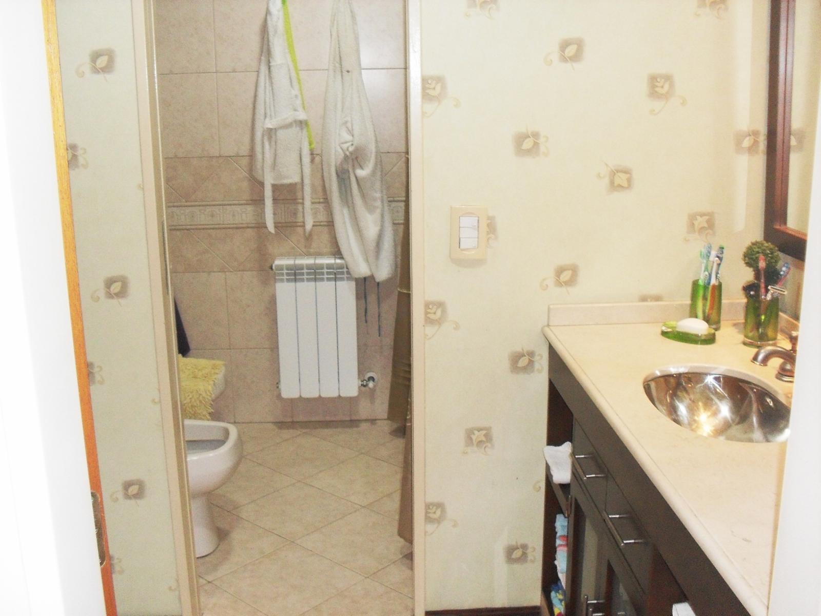 Casa 4 ambientes, 3 dormitorios, vestidor, baño, toilette, living, cocina-comedor, garage, fondo libre, quincho parrilla, lavadero. Excelente propiedad — foto 15