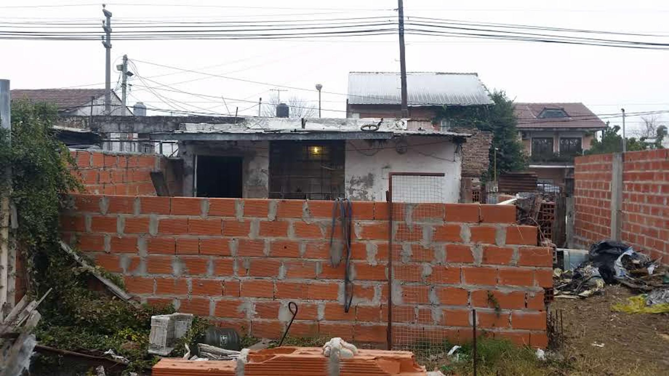 Casa a demoler con lote de 8 x 17