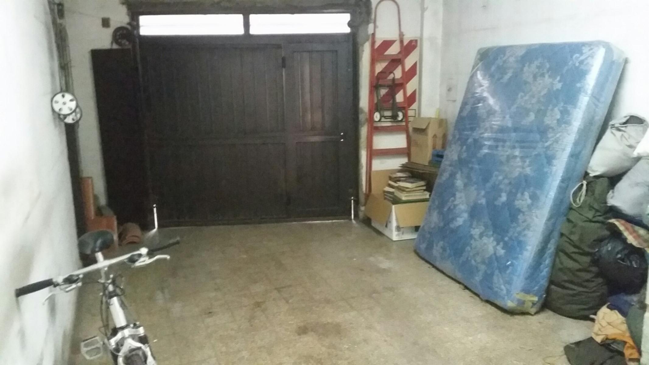 CHALET con muy buena distribucion, ambientes amplios, 3 dormitorios mas dependencia, living, cocina-comedor, gran patio, parrilla cuarto de herramientas y lavado, apto credito bancario — foto 2