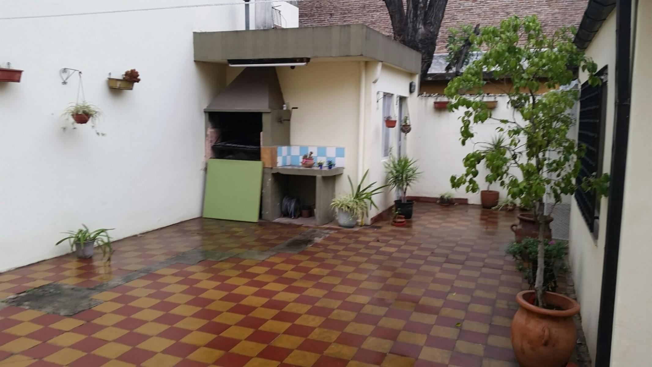 CHALET con muy buena distribucion, ambientes amplios, 3 dormitorios mas dependencia, living, cocina-comedor, gran patio, parrilla cuarto de herramientas y lavado, apto credito bancario — foto 3