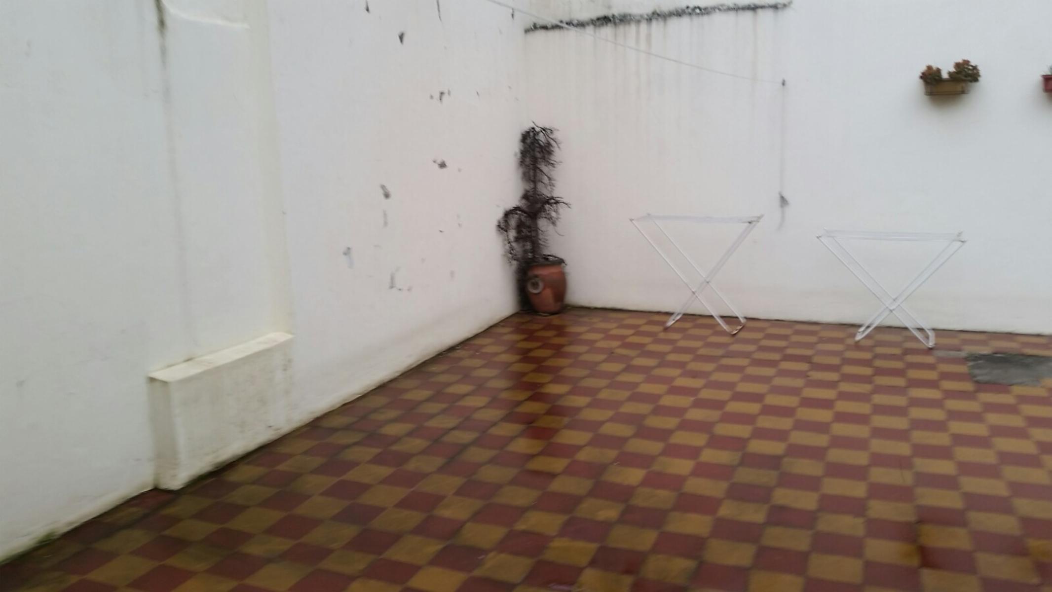 CHALET con muy buena distribucion, ambientes amplios, 3 dormitorios mas dependencia, living, cocina-comedor, gran patio, parrilla cuarto de herramientas y lavado, apto credito bancario — foto 4