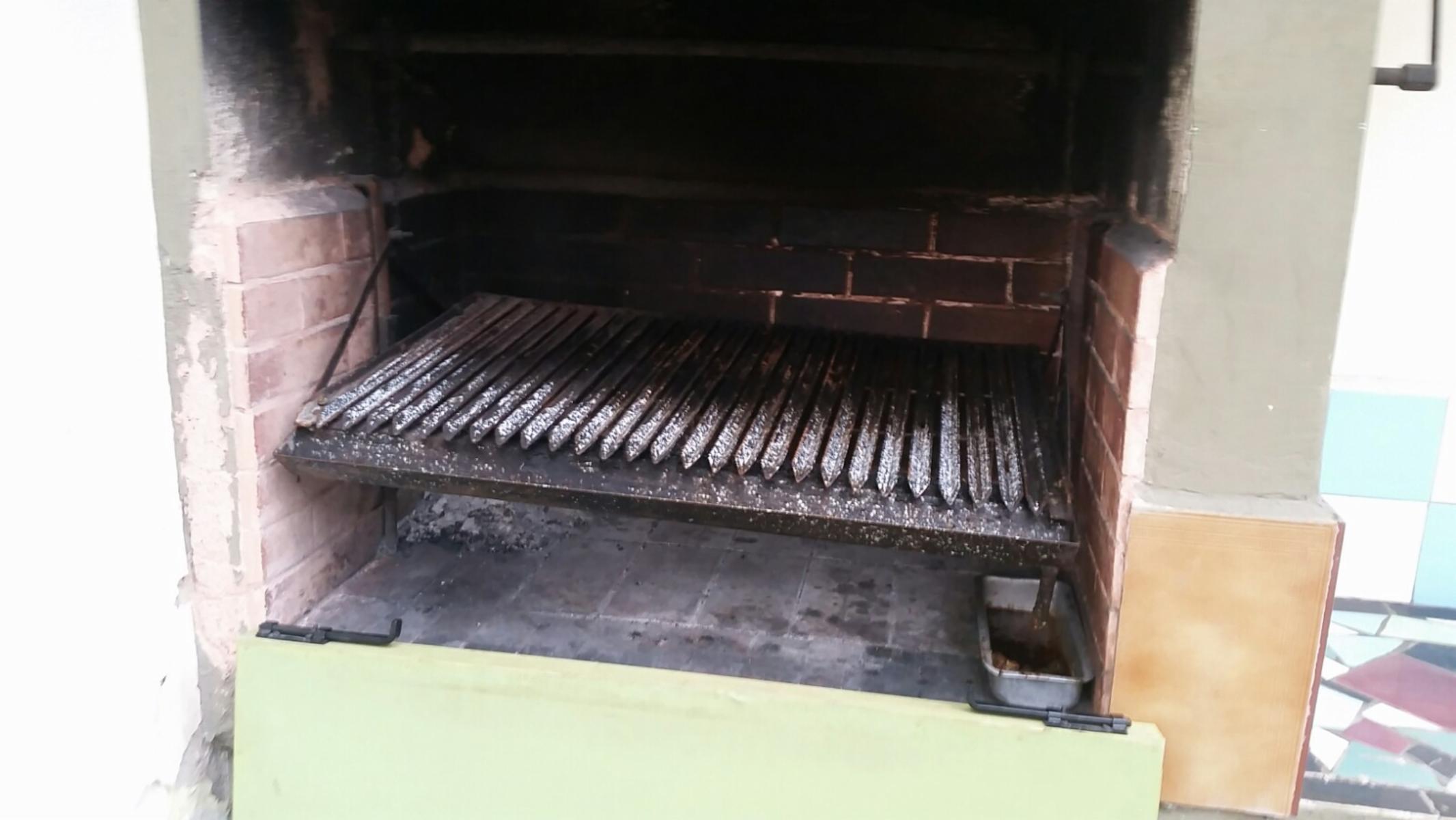 CHALET con muy buena distribucion, ambientes amplios, 3 dormitorios mas dependencia, living, cocina-comedor, gran patio, parrilla cuarto de herramientas y lavado, apto credito bancario — foto 5