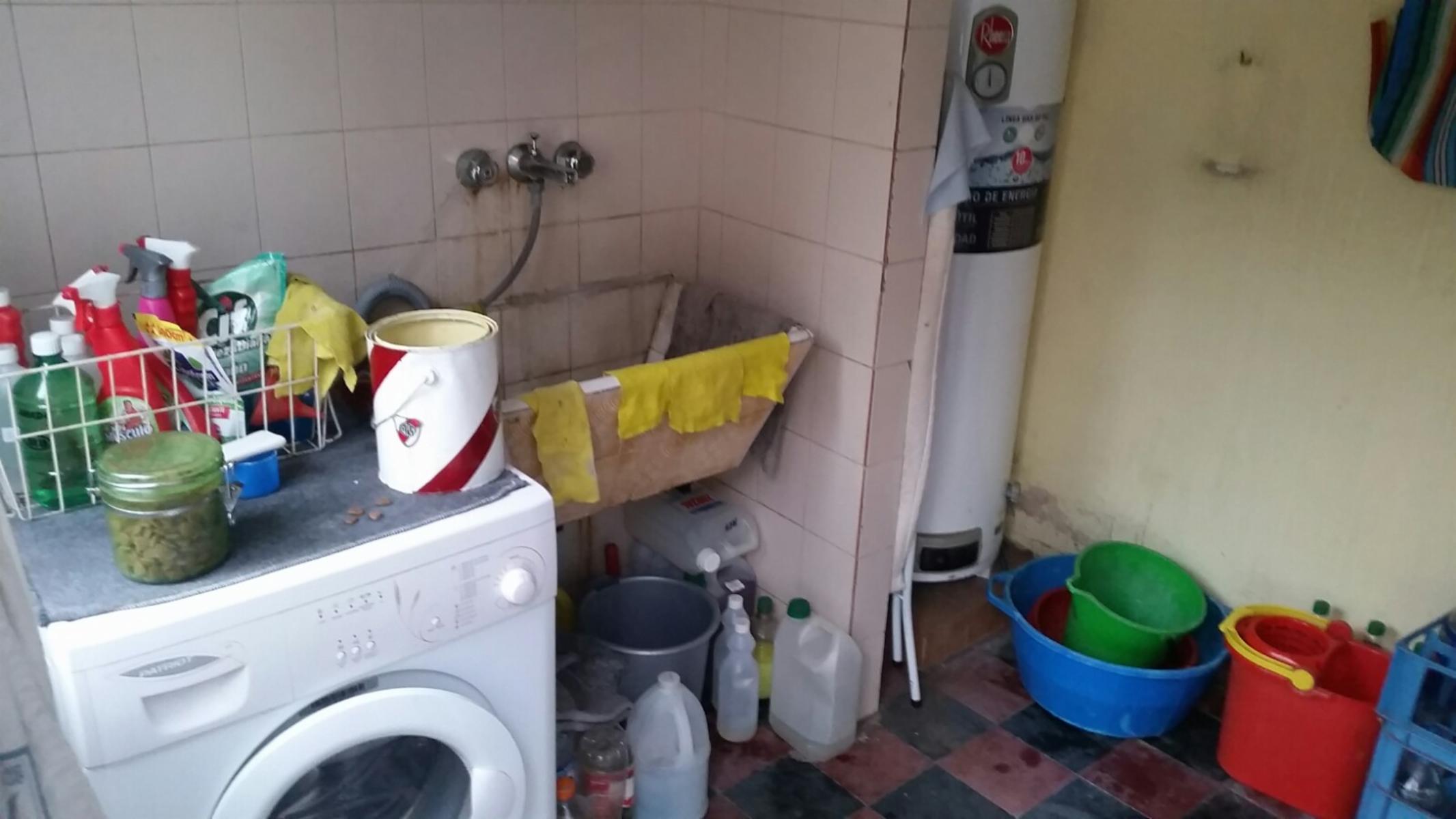 CHALET con muy buena distribucion, ambientes amplios, 3 dormitorios mas dependencia, living, cocina-comedor, gran patio, parrilla cuarto de herramientas y lavado, apto credito bancario — foto 6