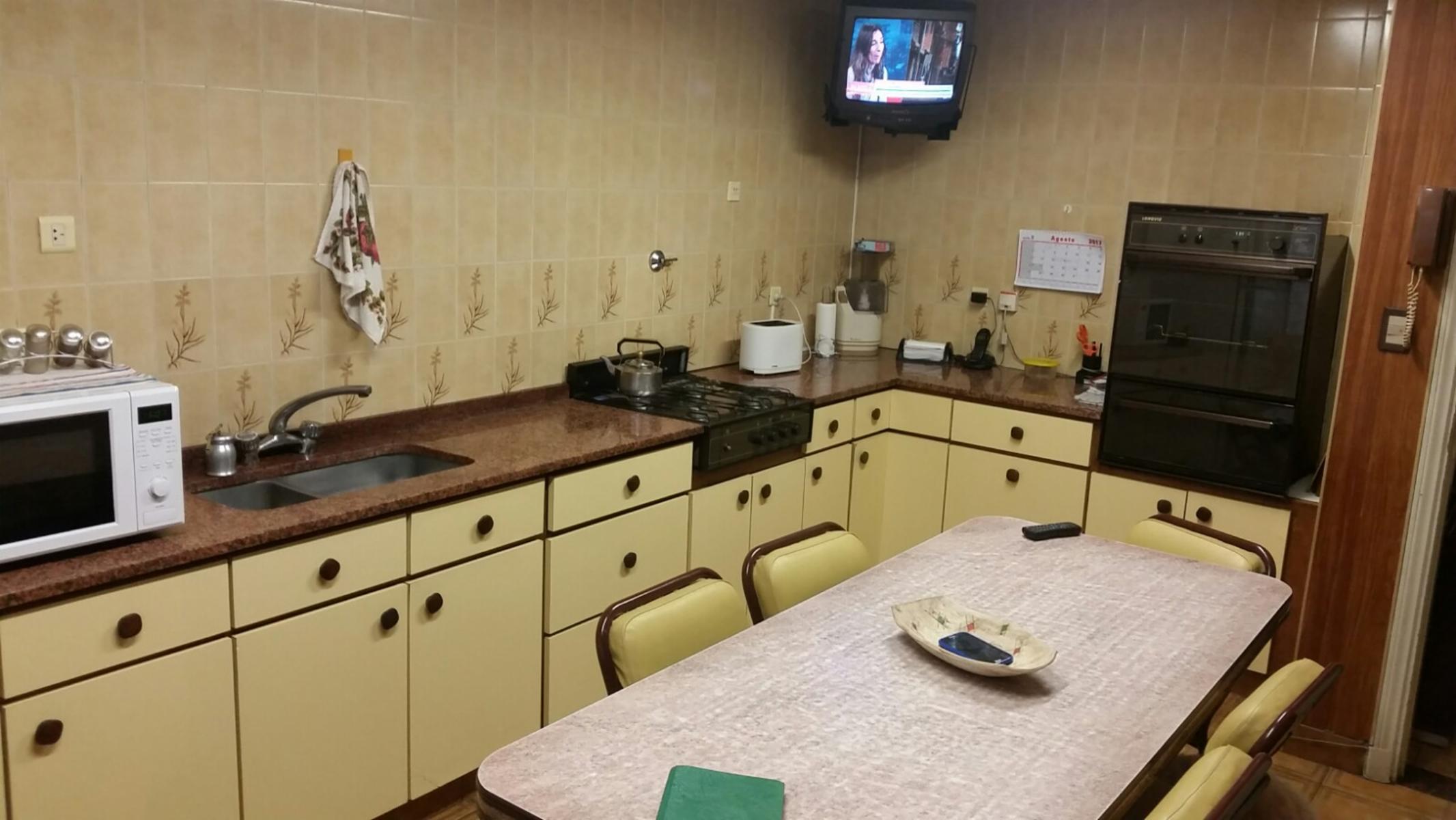 CHALET con muy buena distribucion, ambientes amplios, 3 dormitorios mas dependencia, living, cocina-comedor, gran patio, parrilla cuarto de herramientas y lavado, apto credito bancario — foto 8