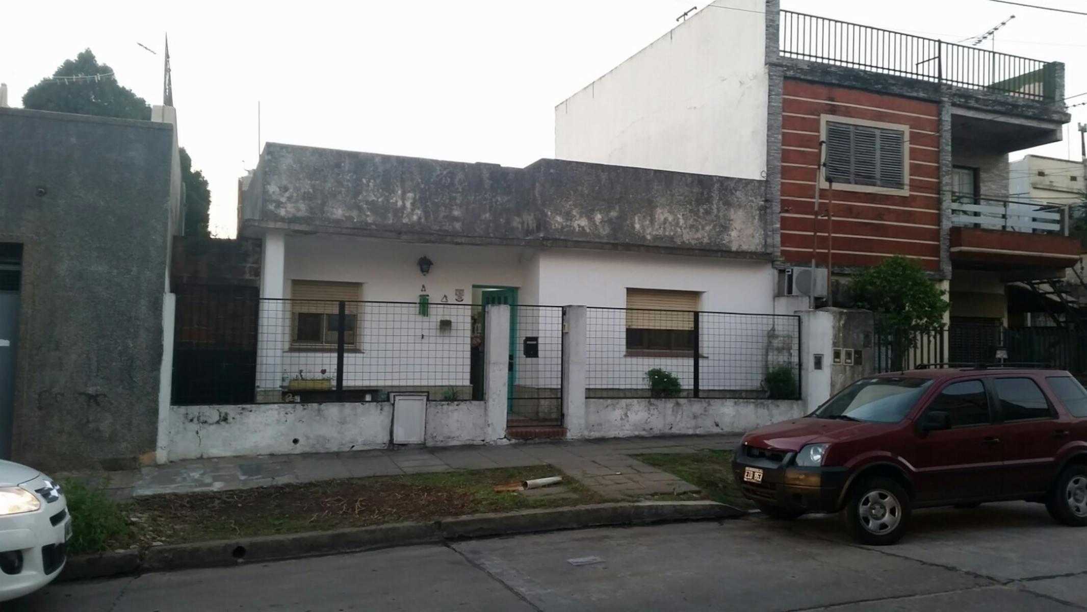 Casa de loza, todo en planta baja, a refaccionar, jardin al frente, living, comedor, cocina con muebles bajos, dos baños, dos dormitorios, patio y fondo libre y dos cuartos de herramientas — foto 3