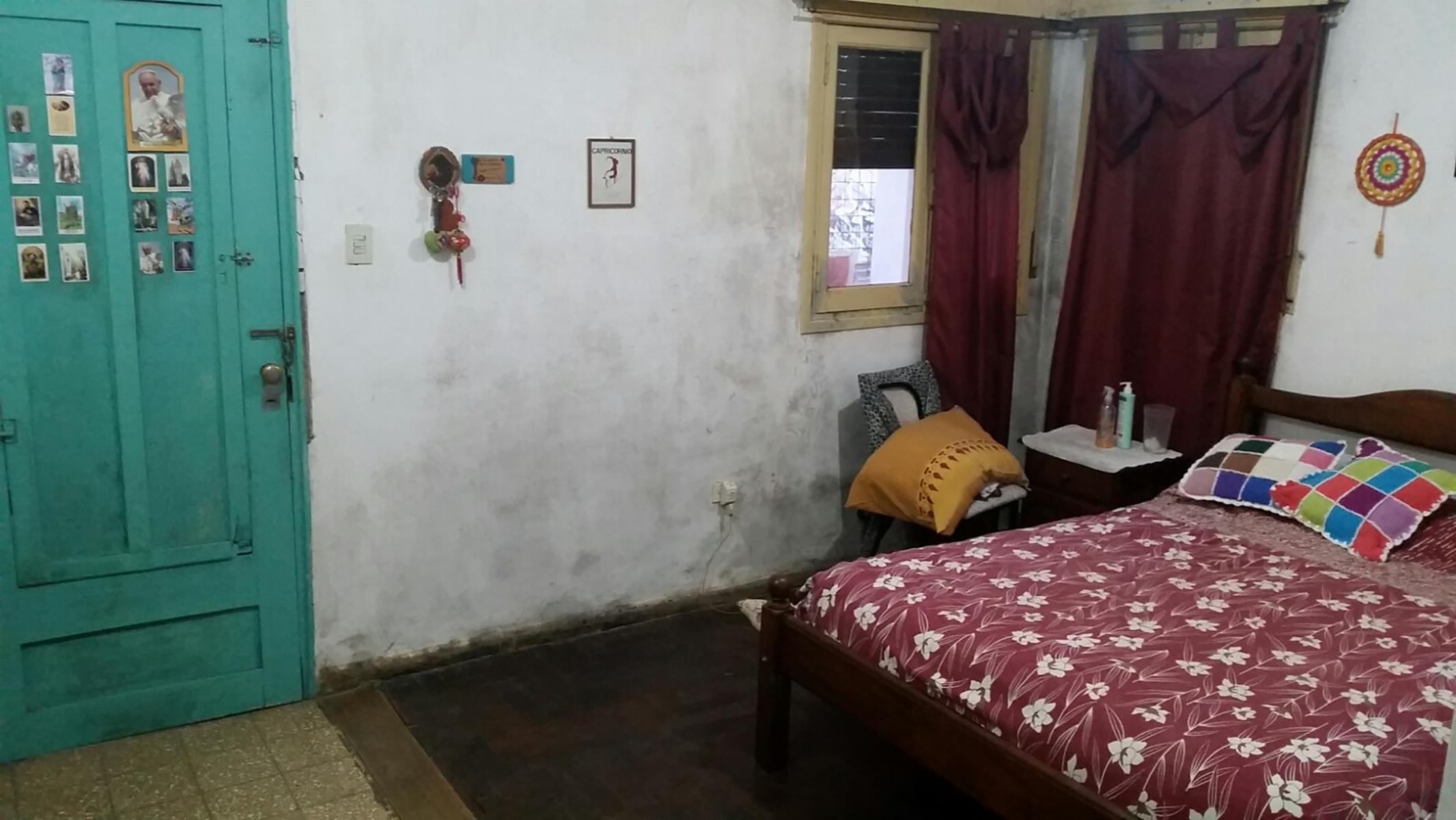 Casa de loza, todo en planta baja, a refaccionar, jardin al frente, living, comedor, cocina con muebles bajos, dos baños, dos dormitorios, patio y fondo libre y dos cuartos de herramientas — foto 4