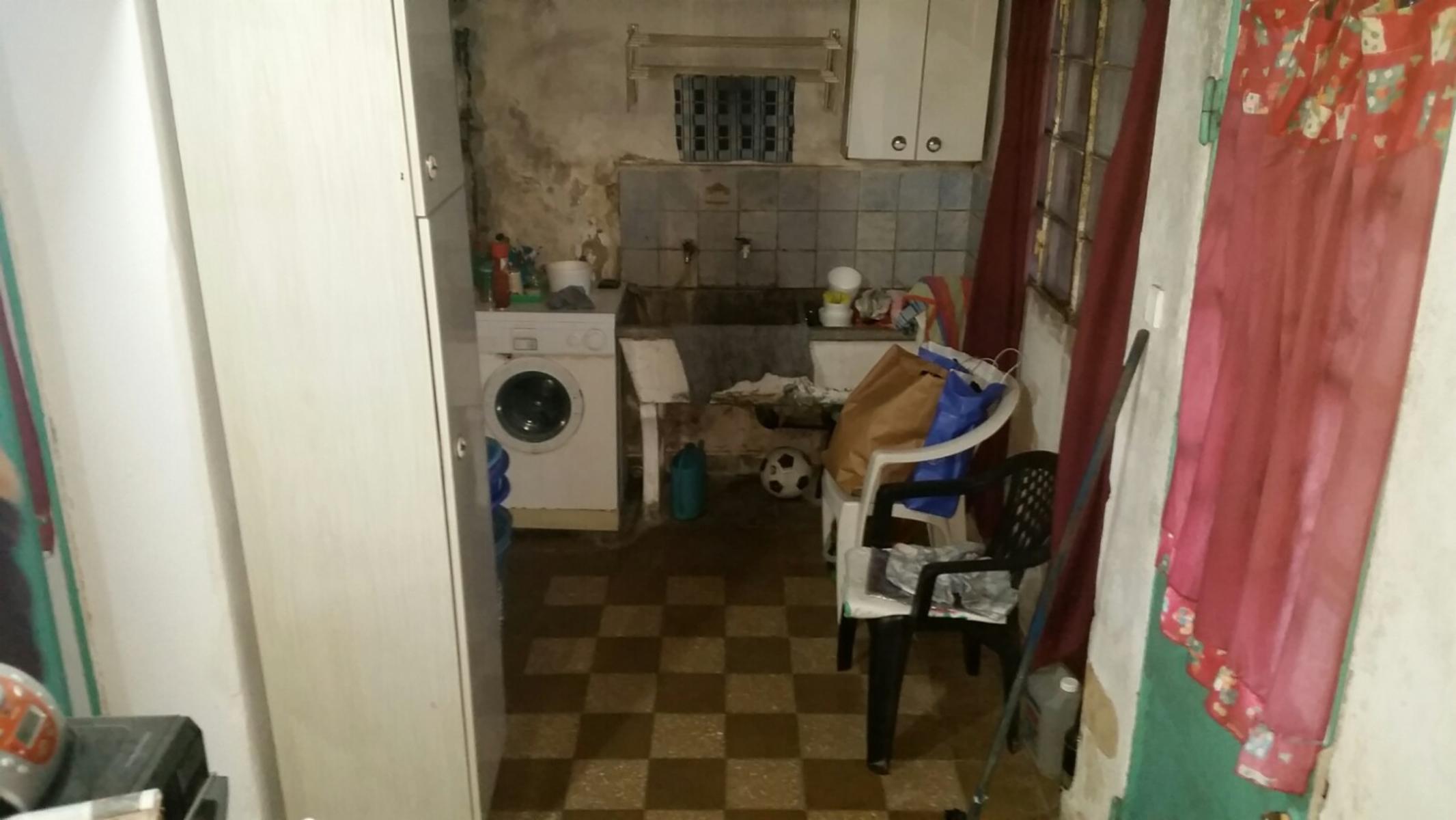 Casa de loza, todo en planta baja, a refaccionar, jardin al frente, living, comedor, cocina con muebles bajos, dos baños, dos dormitorios, patio y fondo libre y dos cuartos de herramientas — foto 5