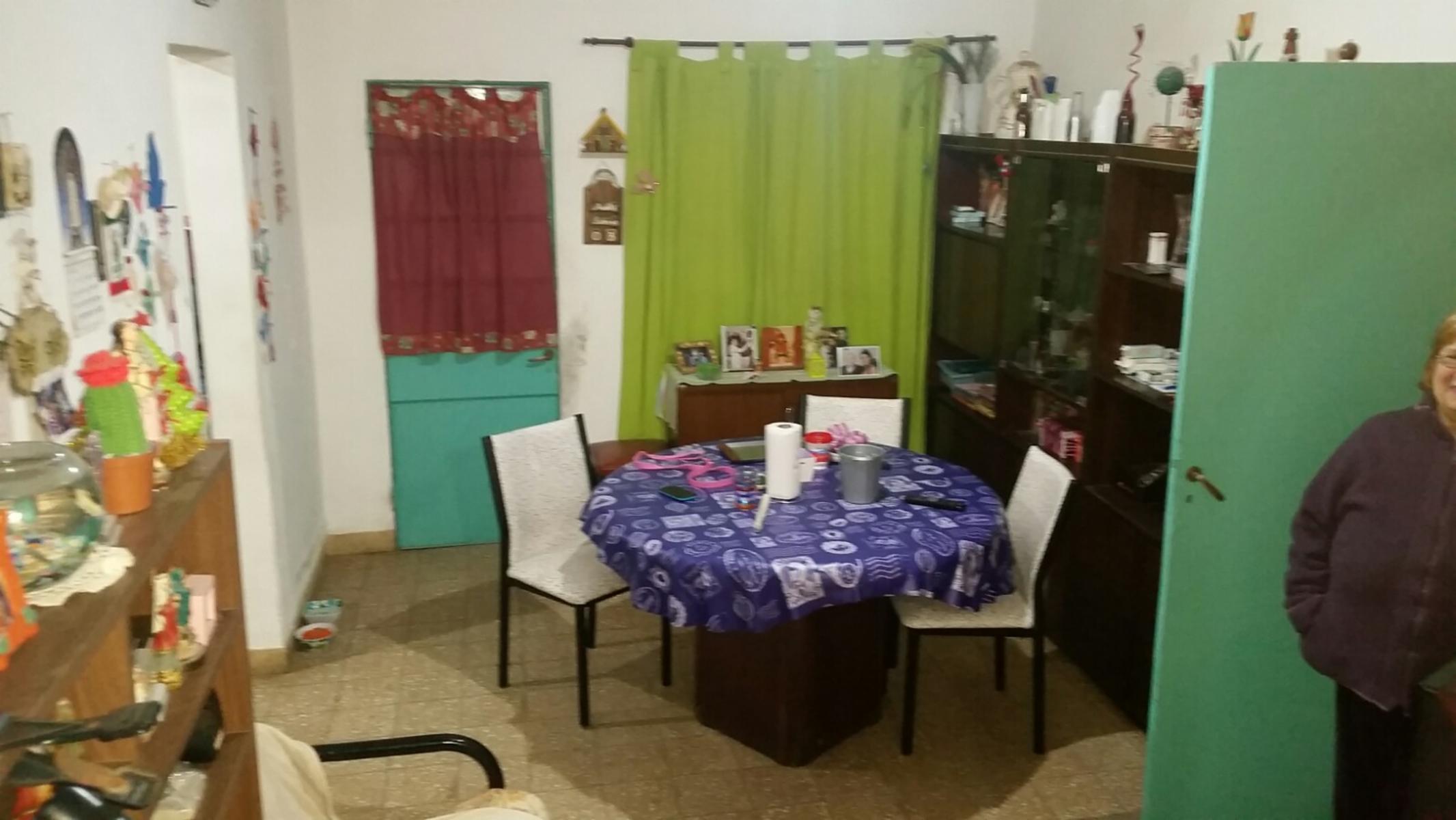 Casa de loza, todo en planta baja, a refaccionar, jardin al frente, living, comedor, cocina con muebles bajos, dos baños, dos dormitorios, patio y fondo libre y dos cuartos de herramientas — foto 6